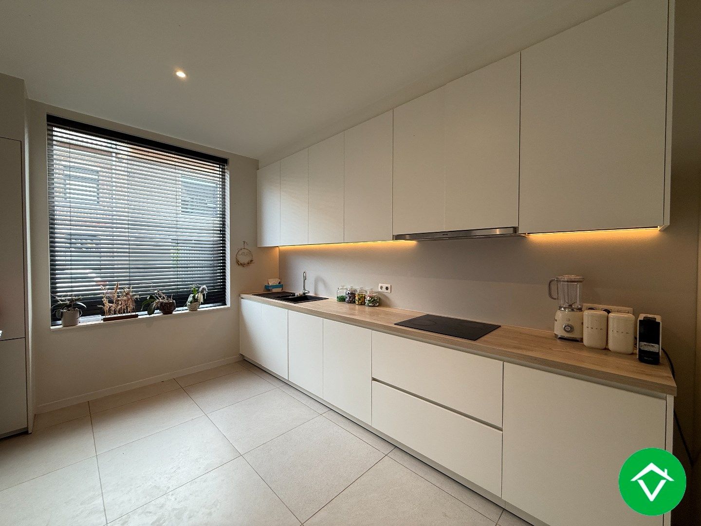 Prachtig gerenoveerde rijwoning nabij het centrum met 3 slaapkamers, tuin en garage te Roeselare foto 2