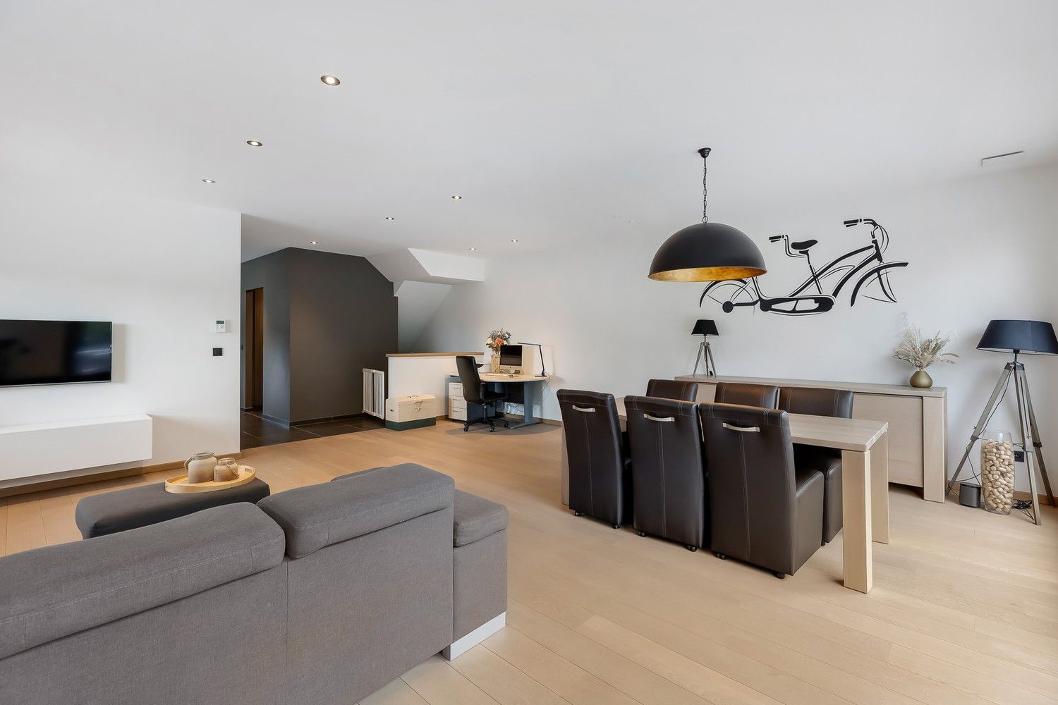Ruim duplex appartement met 2 garages foto {{pictureIndex}}