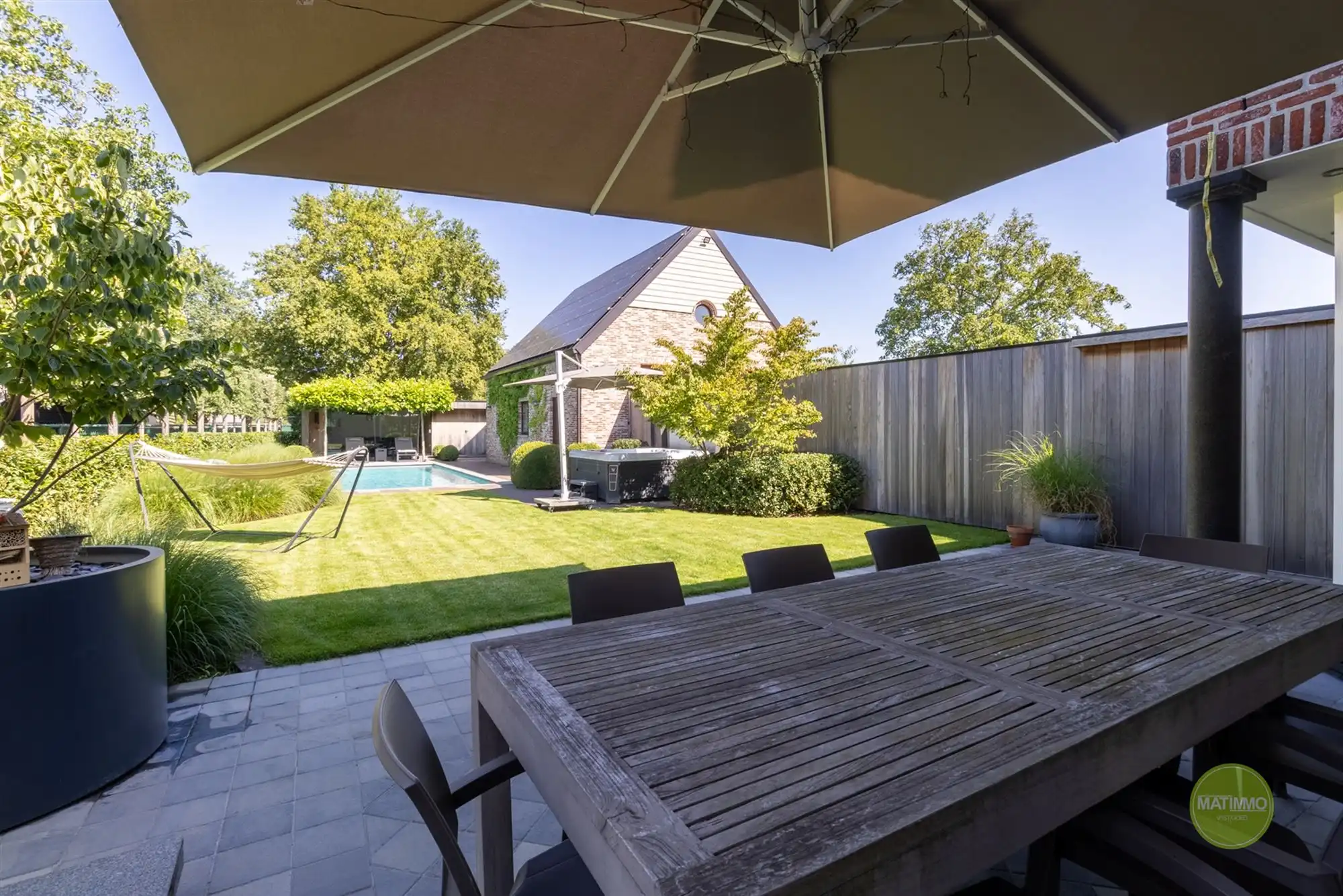 Instapklare gezinswoning met magazijn, zwembad en poolhouse  foto 24