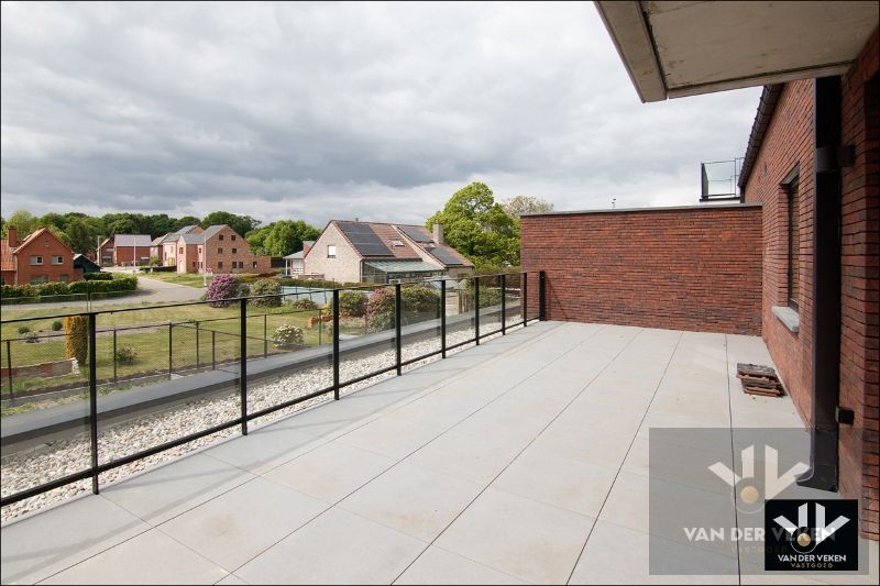 Ruim nieuwbouwappartement met 2 slaapkamers en riant terras op een goed bereikbare locatie! foto {{pictureIndex}}