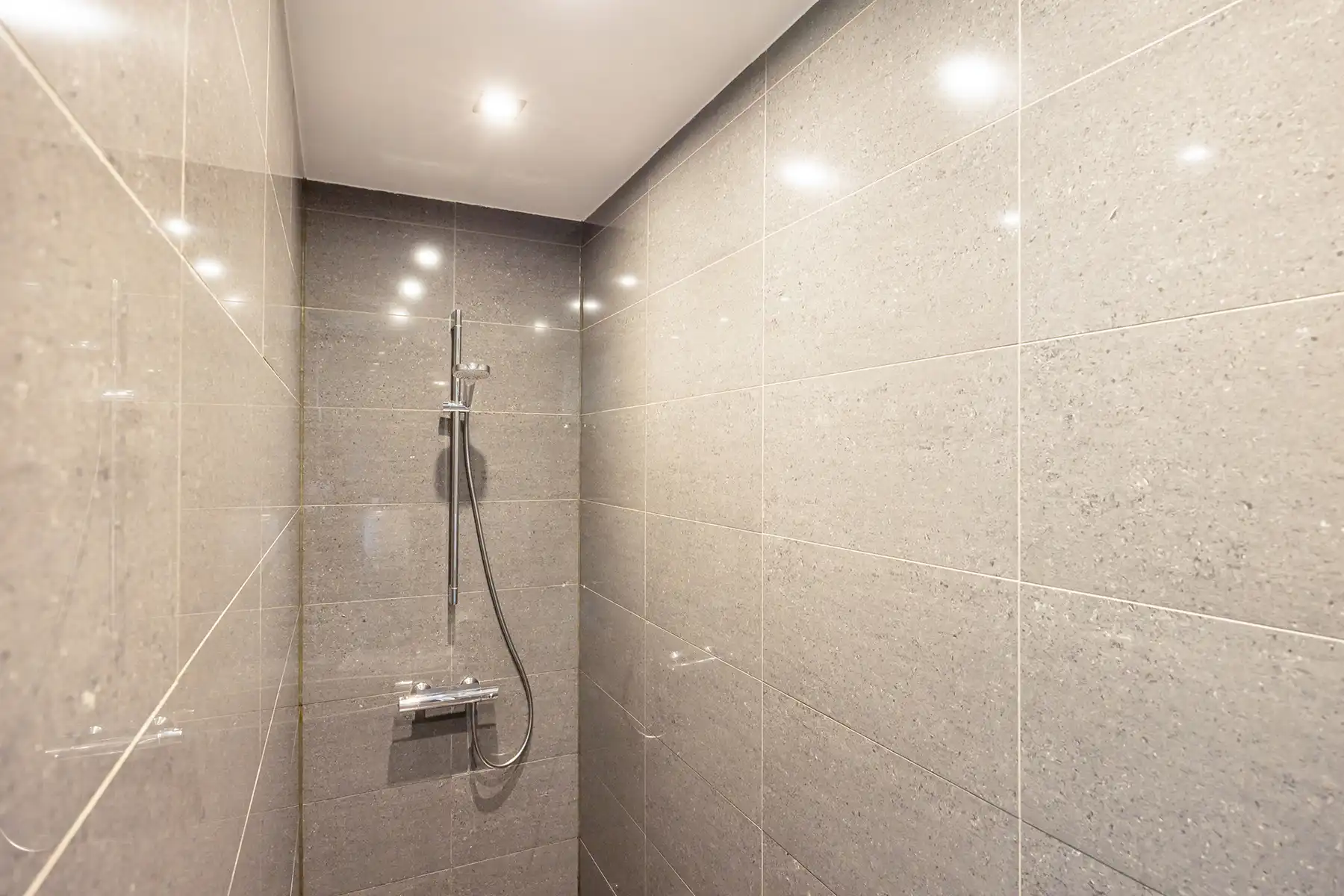 INSTAPKLARE, RIANTE GEZINSWONING MET 5 SLAAPKAMERS,  RUIMTE VOOR VRIJ BEROEP, INPANDIGE GARAGE IN KELDER EN GUNSTIG EPC OP PERCEEL VAN 11A30CA TE OUDSBERGEN foto 11