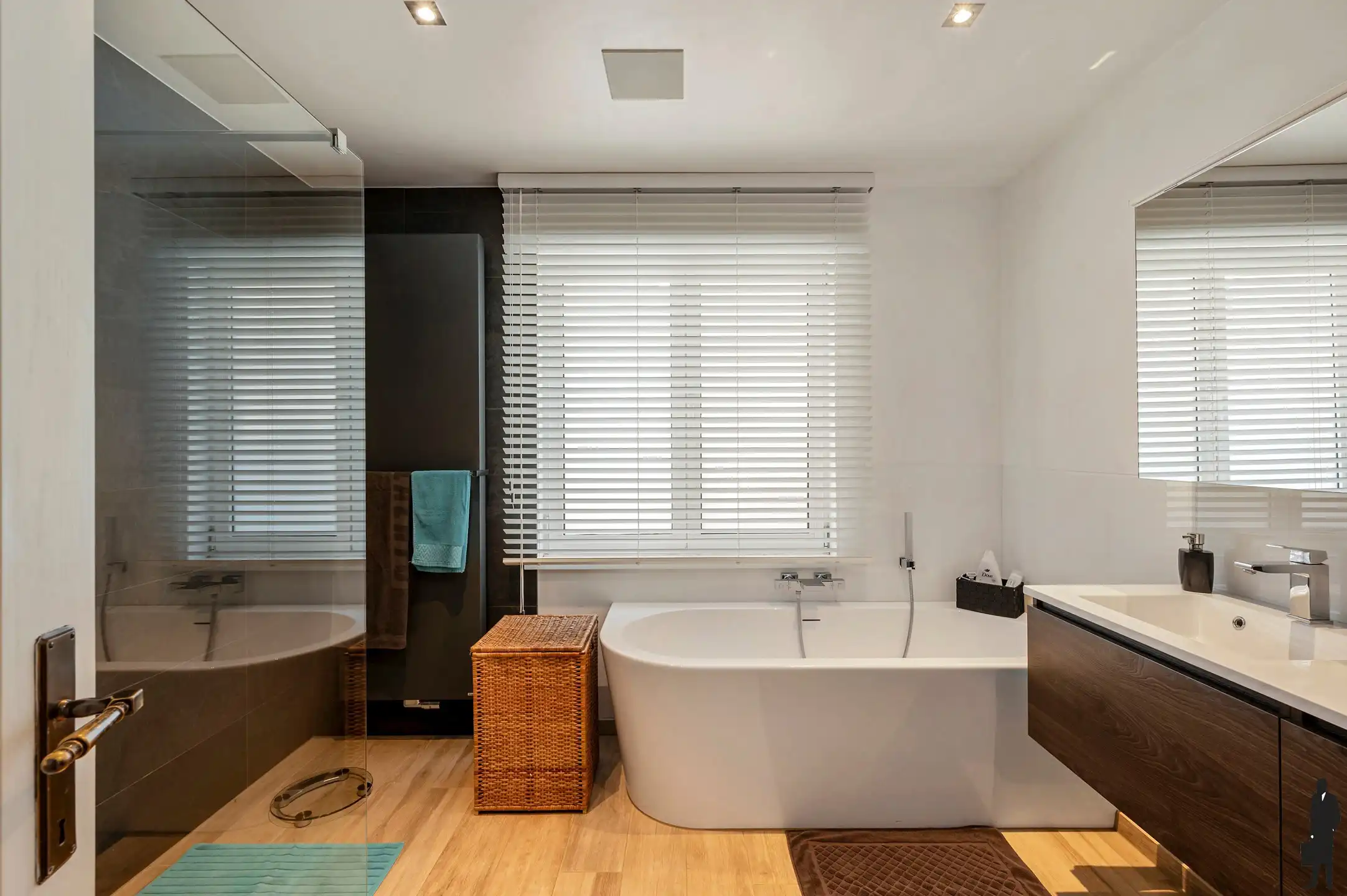 Ruime vrijstaande villa met 4 slaapkamers, inpandige garage en zuidgerichte tuin op een perceel van 2.957 m². foto 12