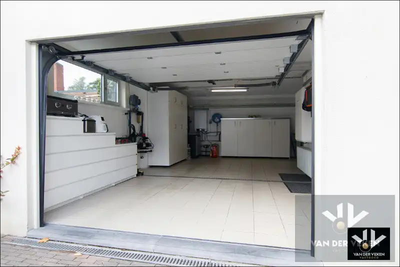 Knap afgewertet, energiezuinige, lichtrijke en ruime woning met vier slaapkamers en guesthouse/praktijkruimte met tal van mogelijkheden op centrale (maar toch bosrijke!) locatie te As foto 21