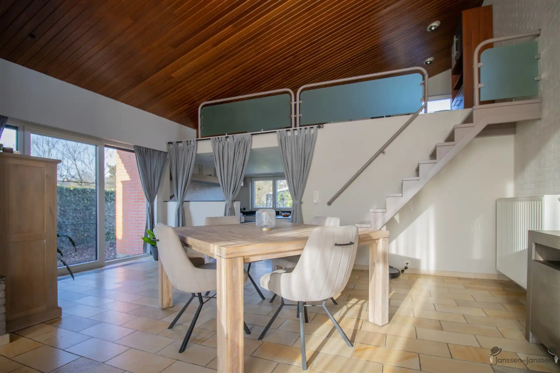 Rustig gelegen gerenoveerde (2022) gelijkvloerse woning met 4 slaapkamers op 970 m². foto 6