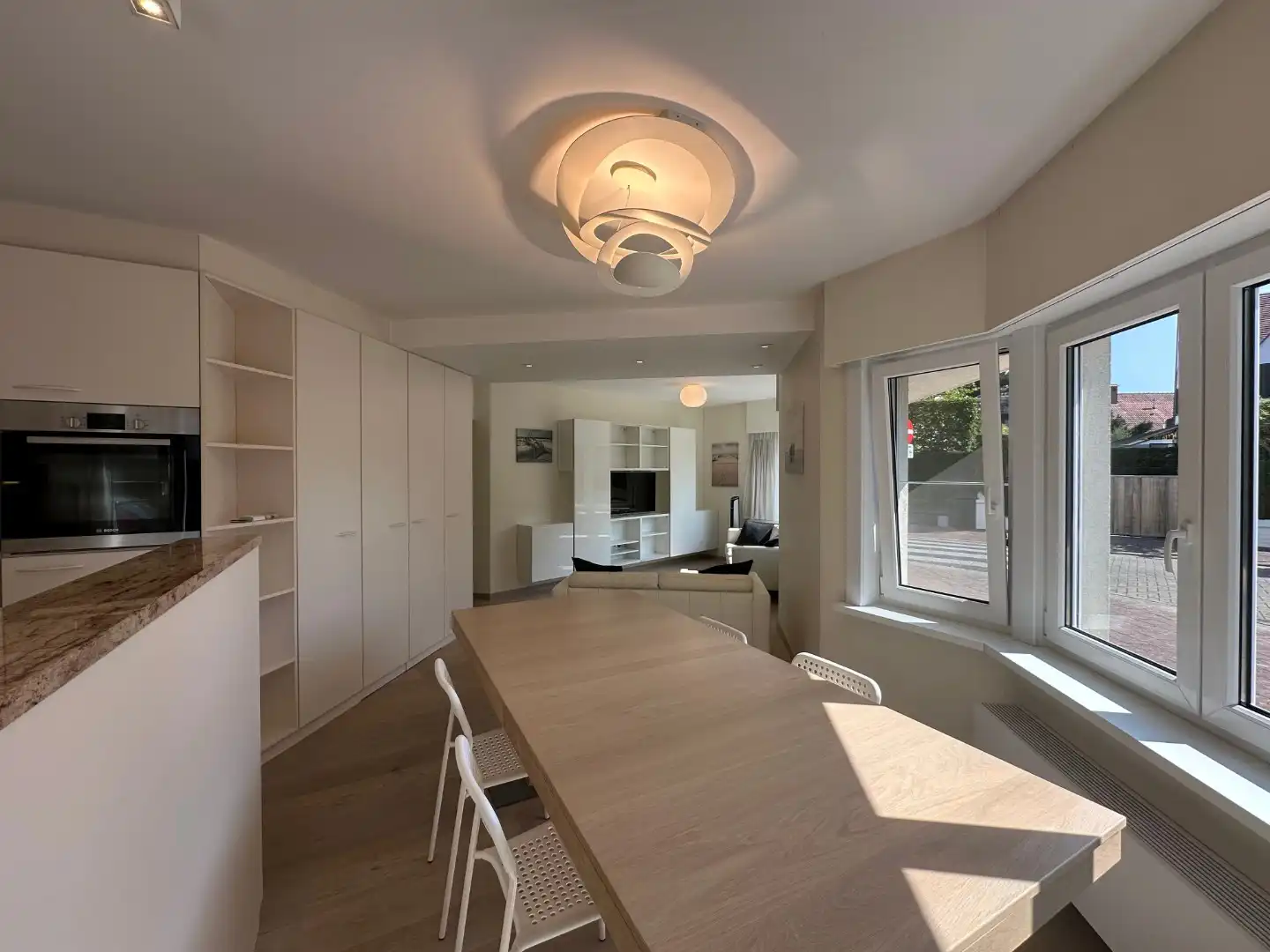Ruim 3-slaapkamerappartement te huur in het hart van Knokke foto 2
