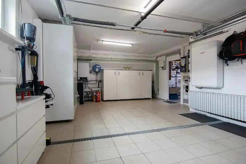 Knap afgewerkte, energiezuinige en ruime woning met vier slaapkamers, guesthouse/praktijkruimte op een centrale (maar toch bosrijke!) locatie te As foto 31