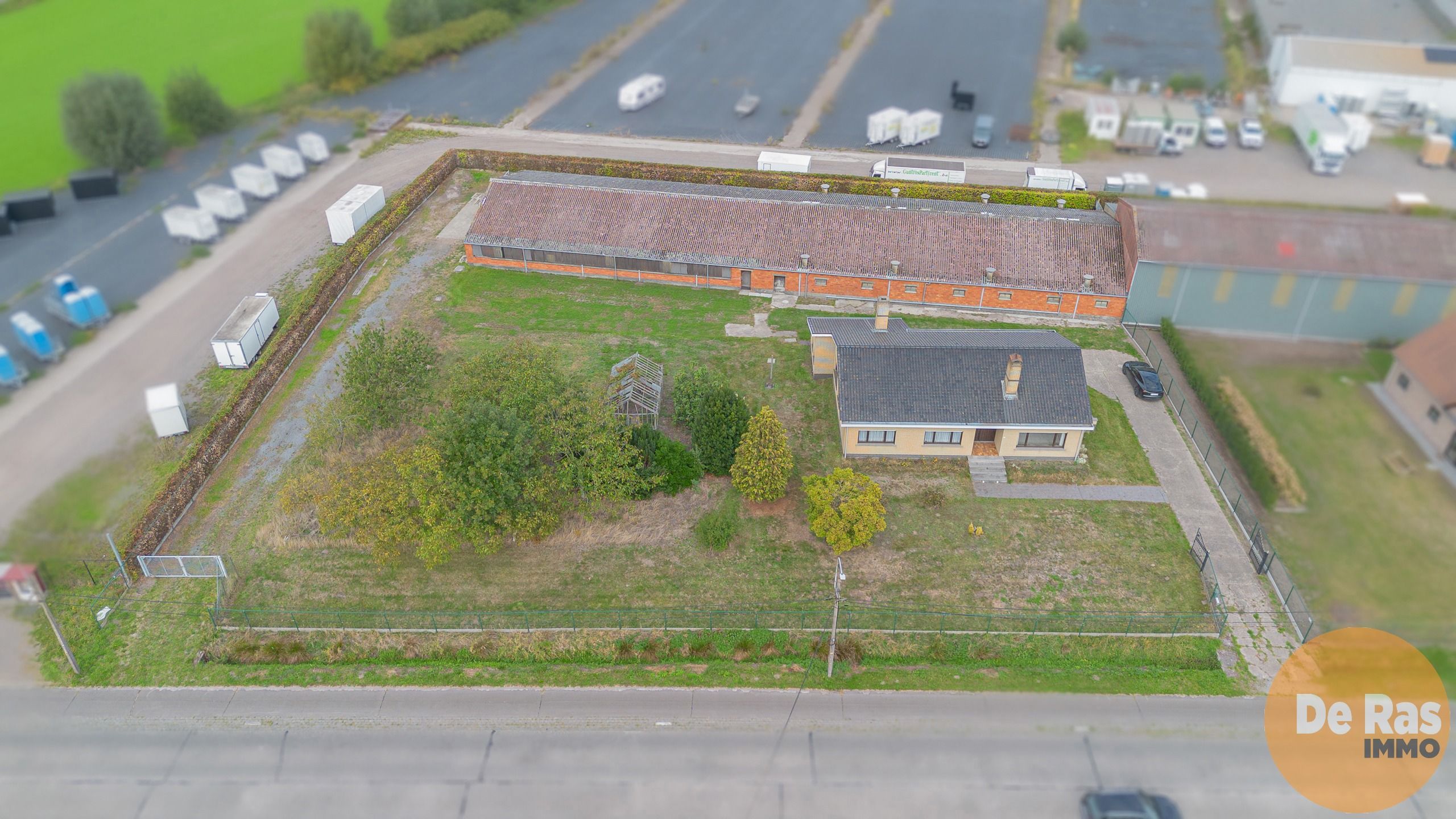 LOKEREN -Landelijk gelegen bedrijfswoning met stallencomplex foto 2