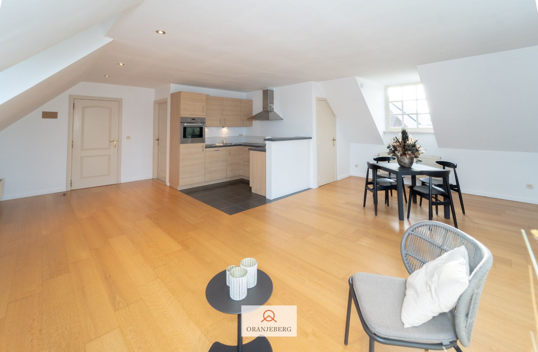 Zeer ruim 4 slaapkamer appartement (230 m²) foto {{pictureIndex}}