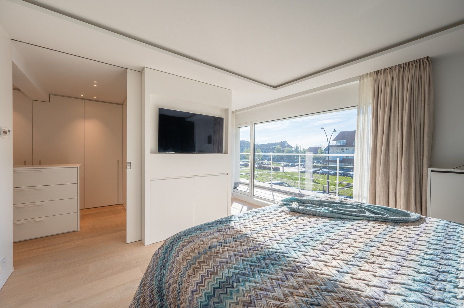 Prachtige lichtrijke villa op enkele stappen van de zee en het strand. Unieke ligging met parking voor 8 wagens. foto 14