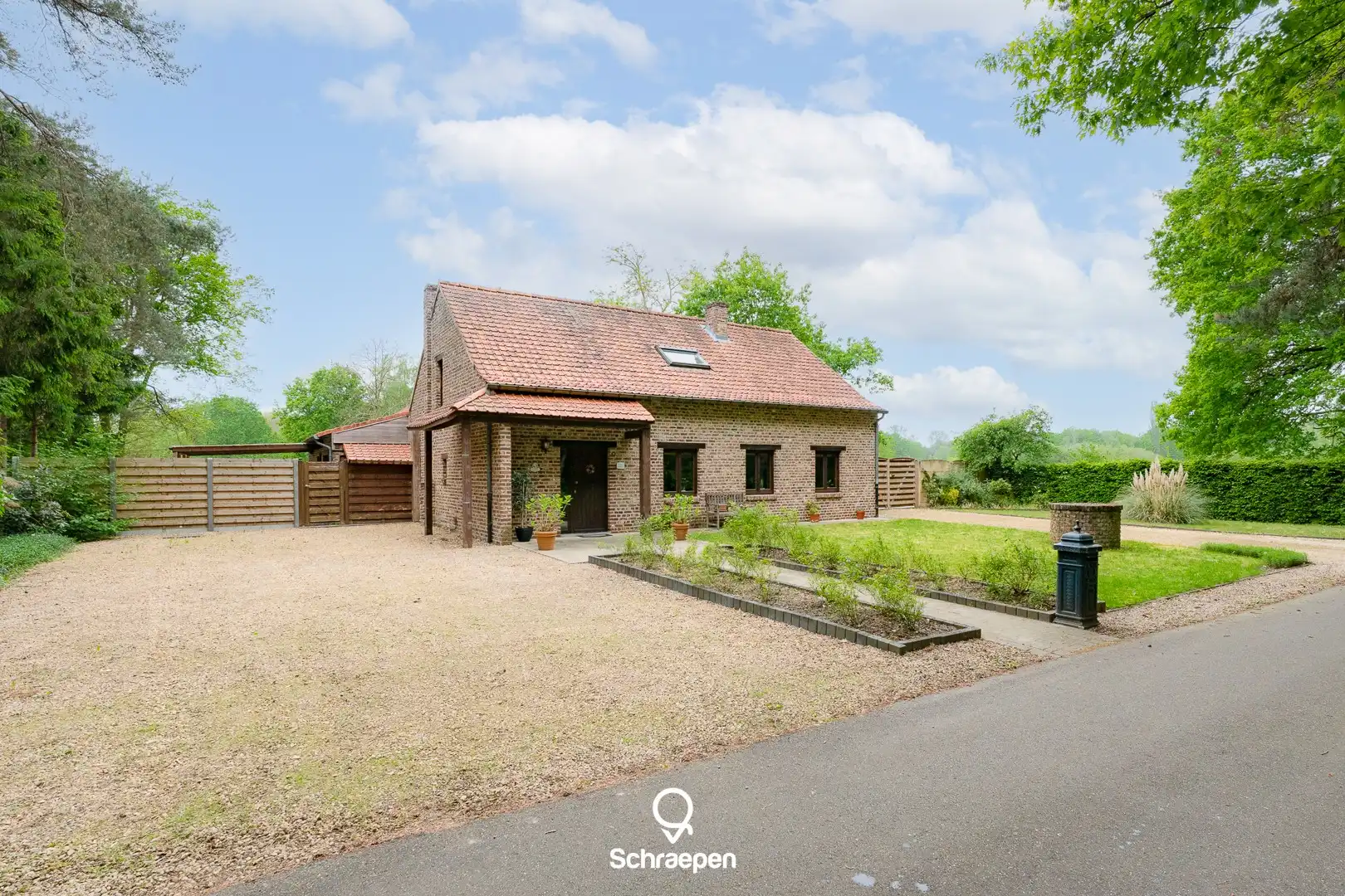 Idyllisch gelegen woning (314 m²) op een riant perceel van 50 are te Hasselt! foto {{pictureIndex}}