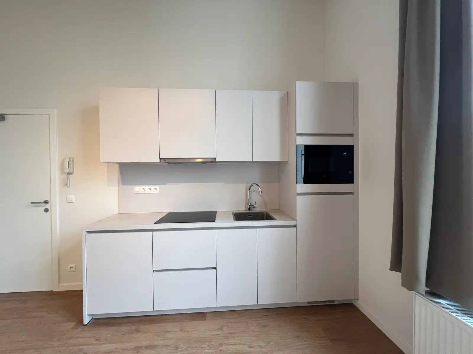 Volledig gerenoveerde studio op uitstekende locatie te huur foto 4