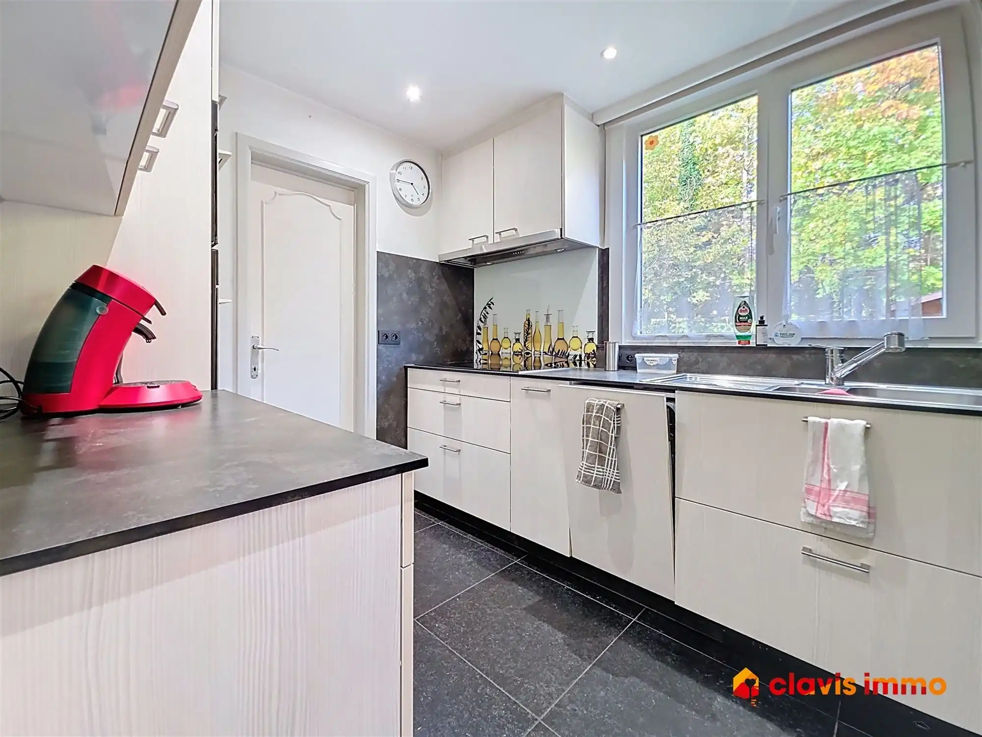 Halfopen-bebouwing in een rustige buurt foto 8