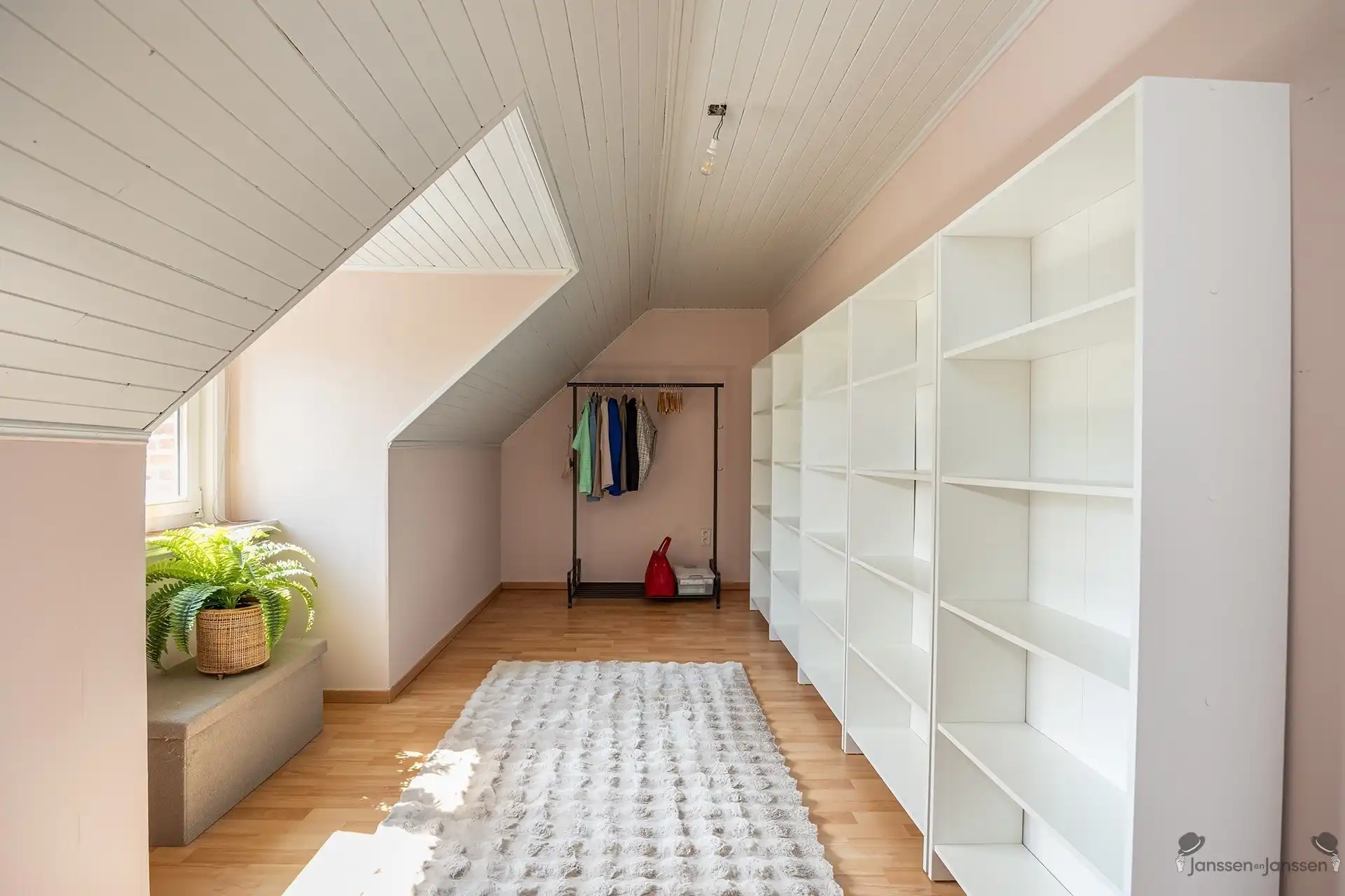Landelijke woning met mooi uitzicht en weide foto 19