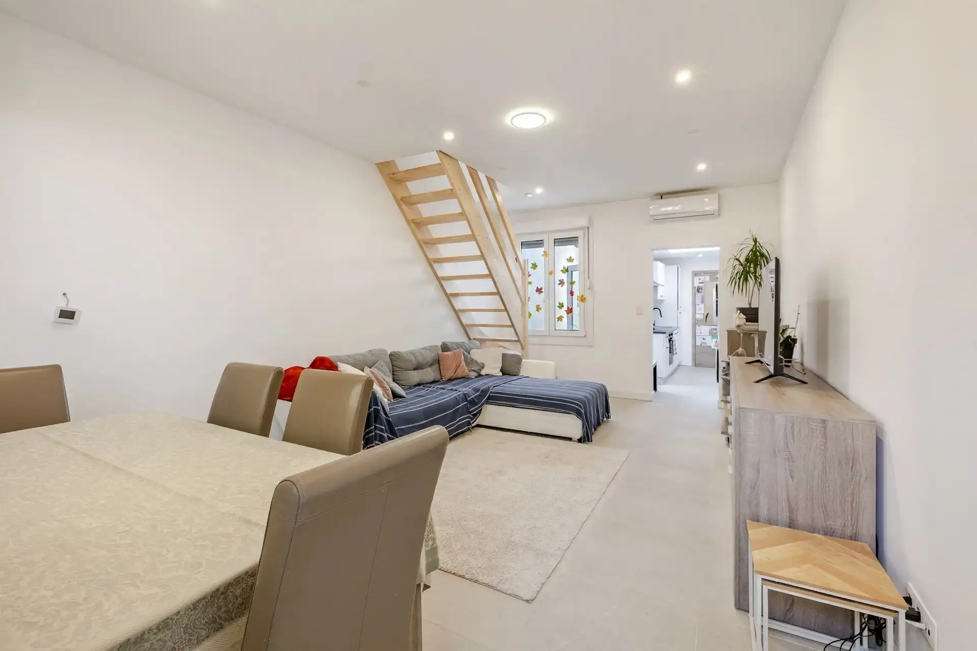 Prachtig gerenoveerde woning met 2 slks en buitenruimte foto 3