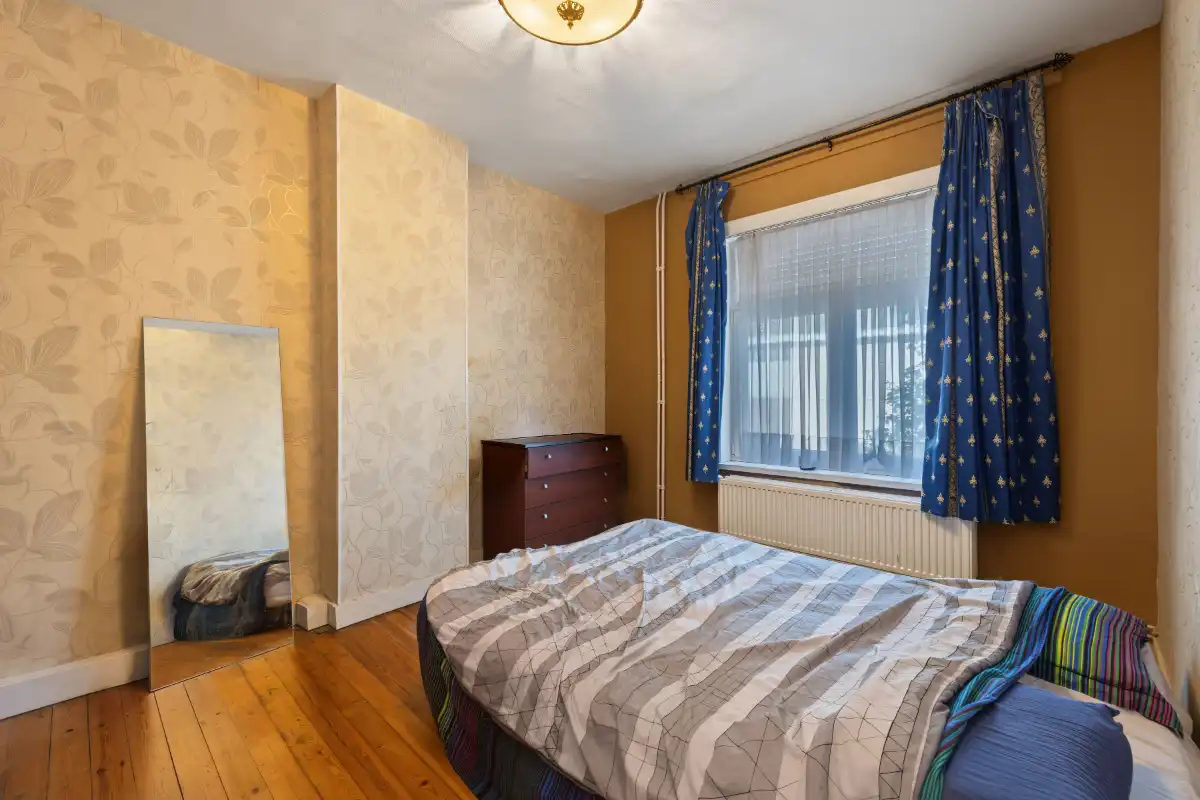 Gunstig gelegen rijwoning met zonnige tuin en praktische zijdoorgang foto 11