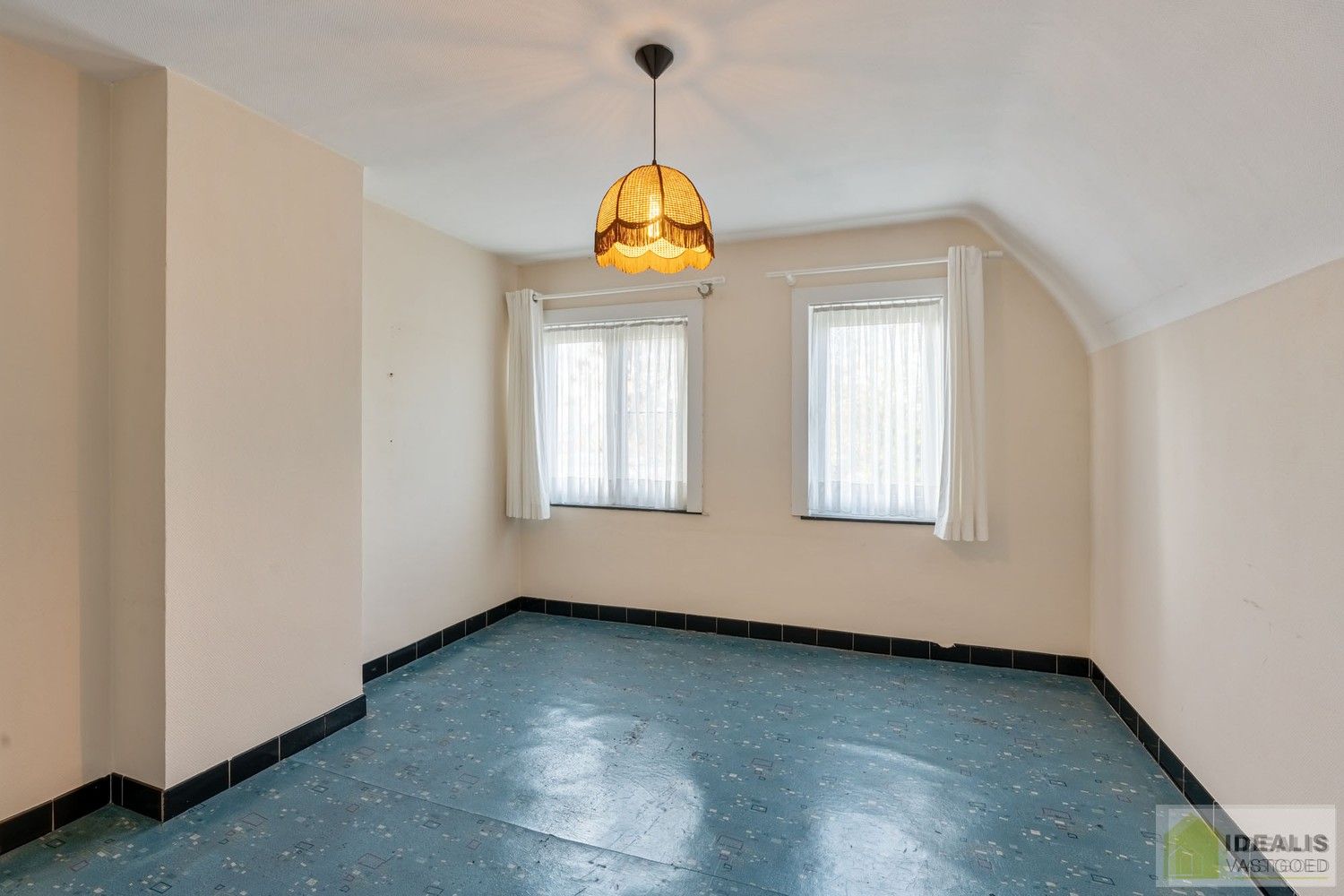 TE RENOVEREN WONING NABIJ HET CENTRUM VAN WIJCHMAAL, PEER OP EEN PERCEEL VAN  MAAR LIEFST 12A 5CA – DE WONING OMVAT EEN OPEN LEEFRUIMTE MET VEEL LICHTINVAL, KEUKEN MET AANSLUITEND EETKAMER, 3 SLAAPKAMERS, BADKAMER, VERANDA EN TWEE RUIME OPSLAGRUIMTES/WERKPLAATSEN – Een praktisch ingedeelde woning op een ruim perceel nabij het centrum van Peer! Dé perfecte zet voor zij die op zoek zijn naar een te renoveren woning met veel mogelijkheden op een rustige locatie in Wijchmaal, Peer! foto 13