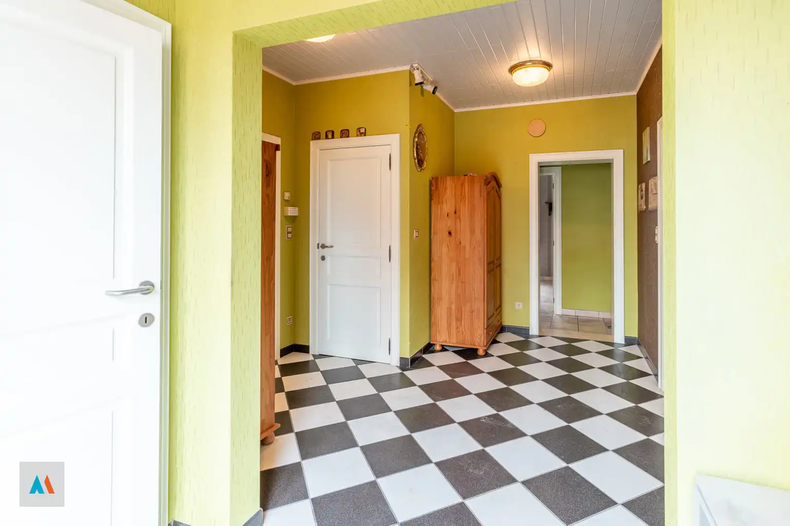 Gezinswoning met ruime loods foto 9