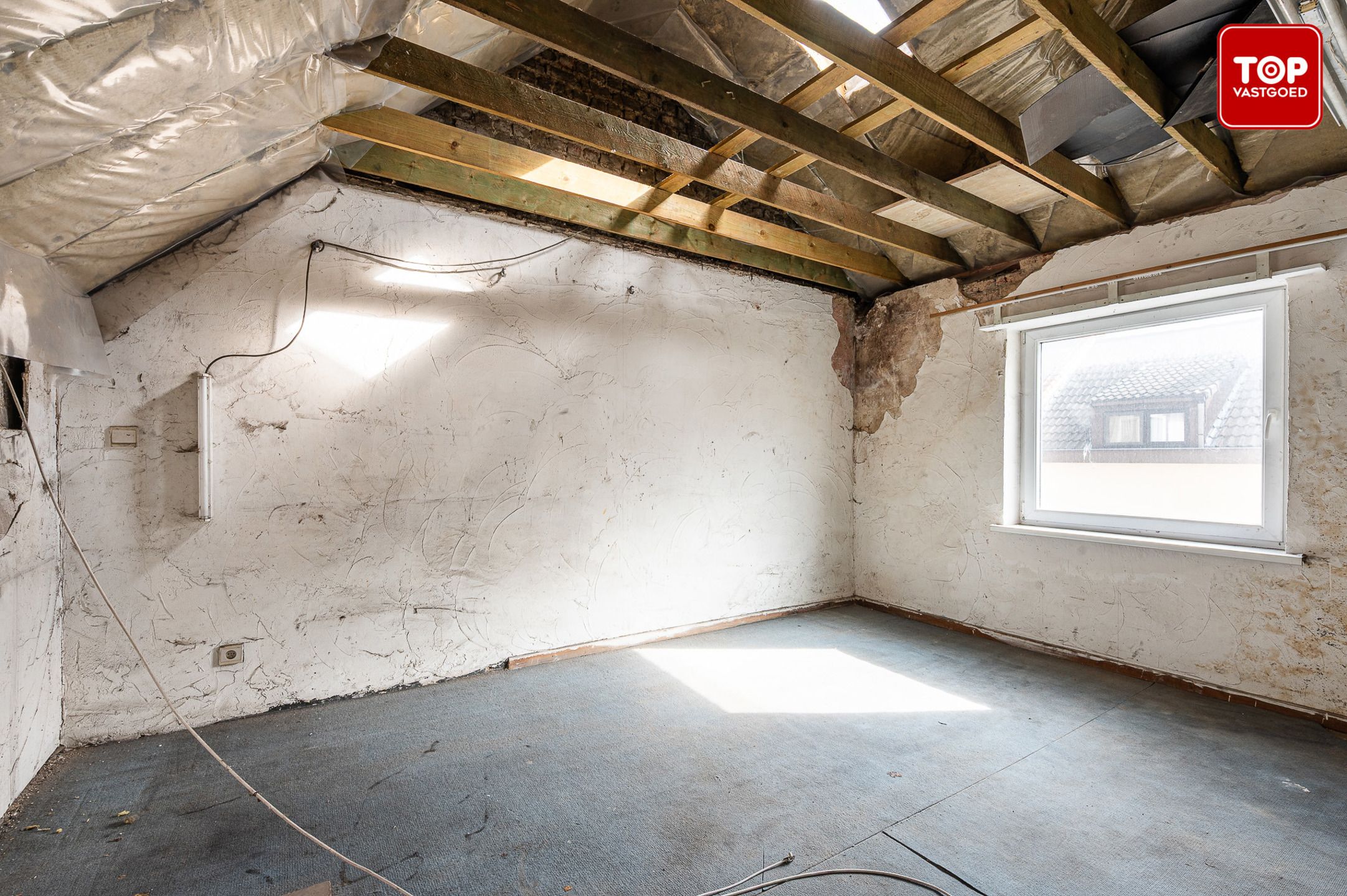 Totaal te renoveren woning op gunstige locatie. foto 15