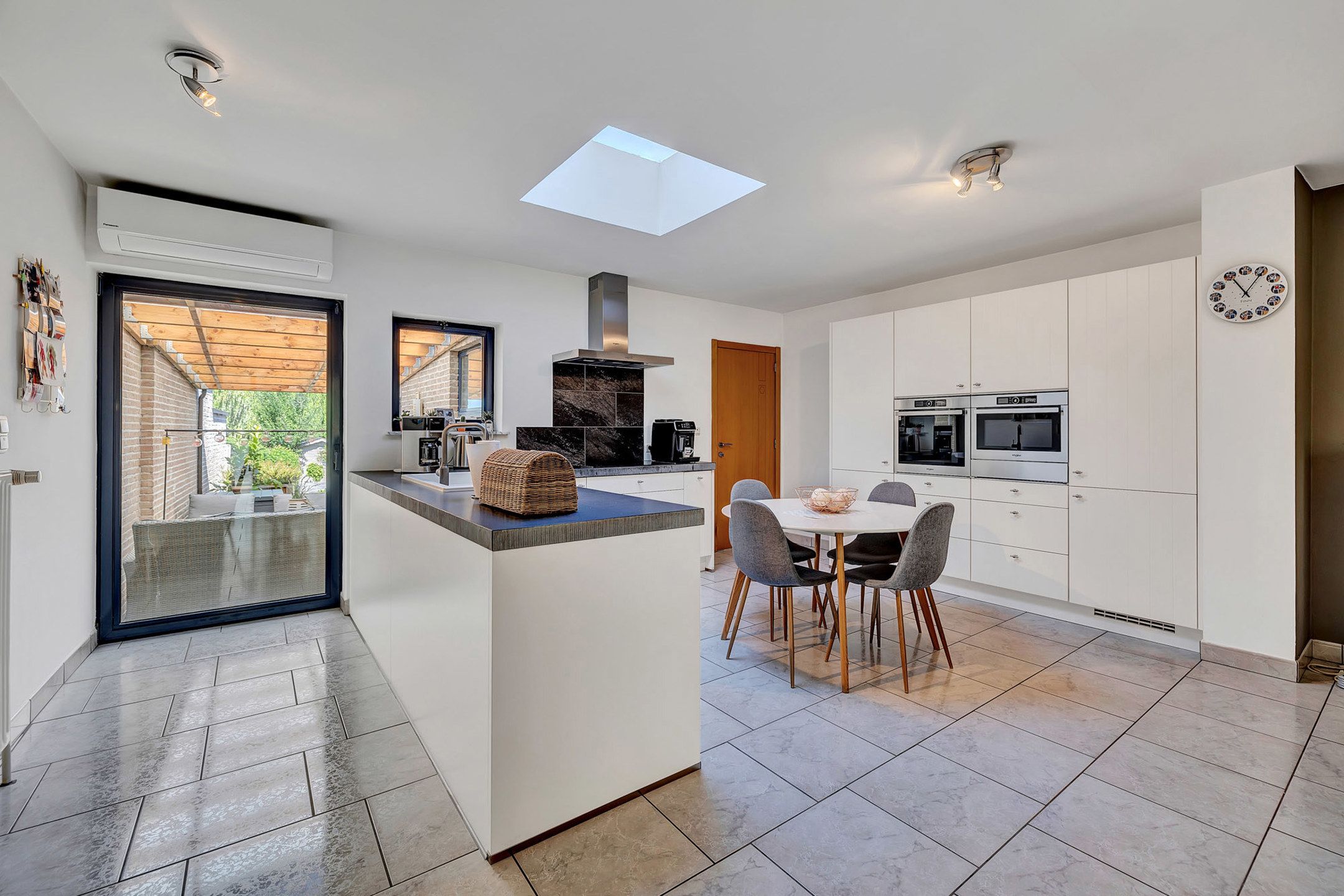 Instapklare woning met garage en tuin foto 7