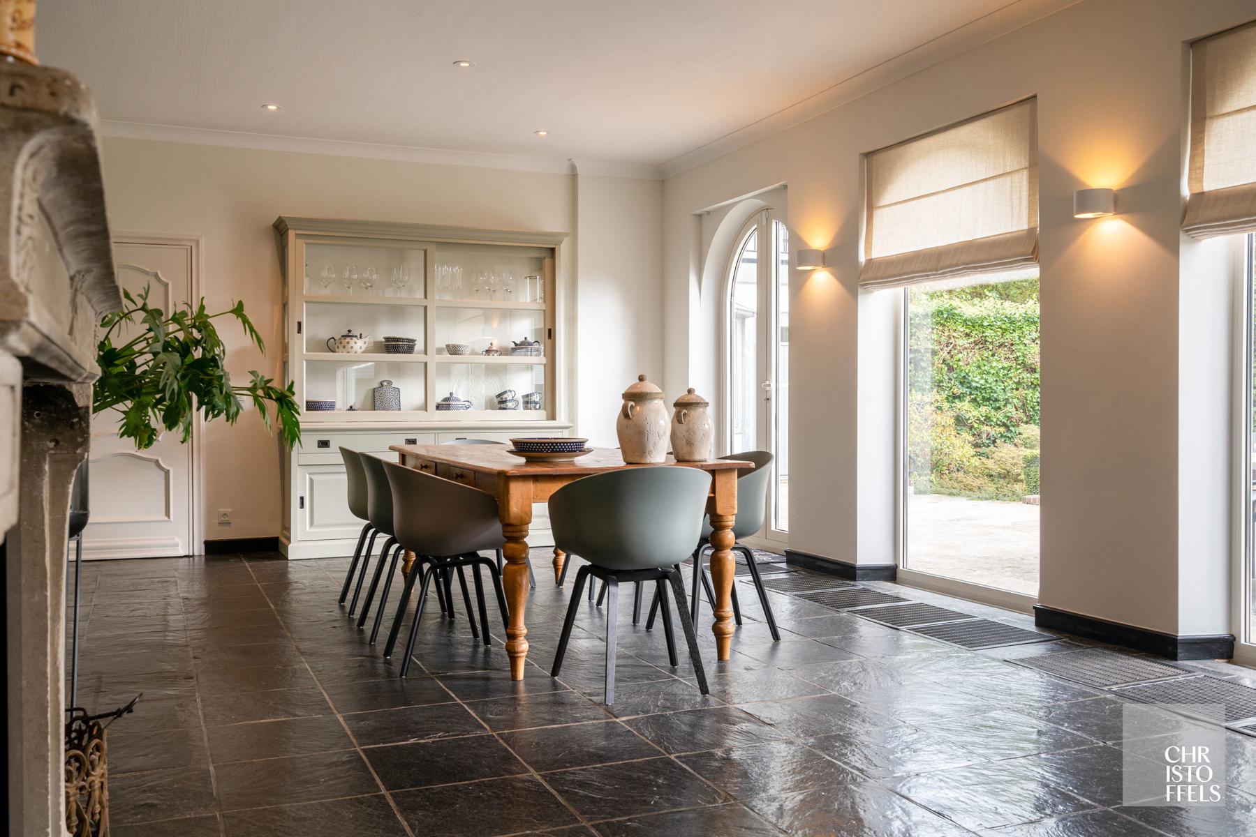 Standingvolle riante villa met kantoren/praktijk en parktuin van 1.906m²!  foto 2