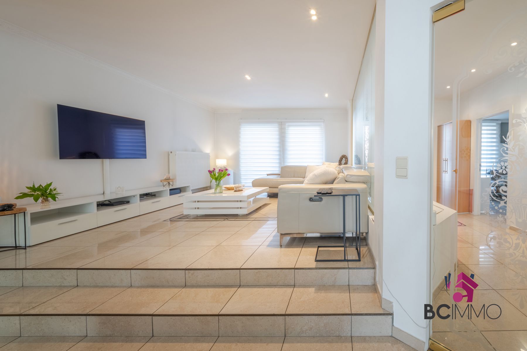 Instapklaar gelijkvloers appartement met tuin, dubbele garage en staanplaatsen te Genk foto {{pictureIndex}}