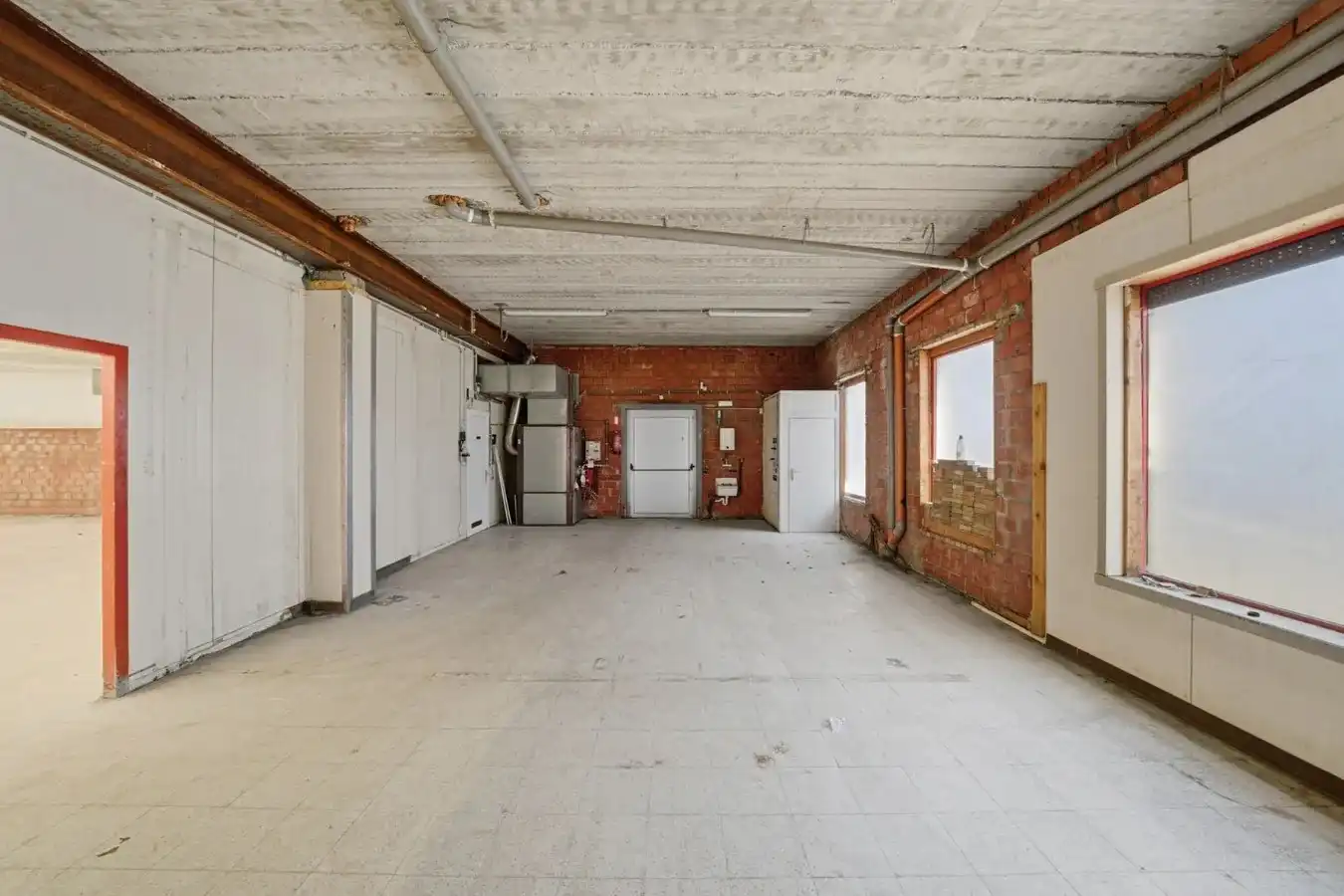 Te koop: Ruim handelspand met uitstekende visibiliteit in het centrum van Torhout foto 15
