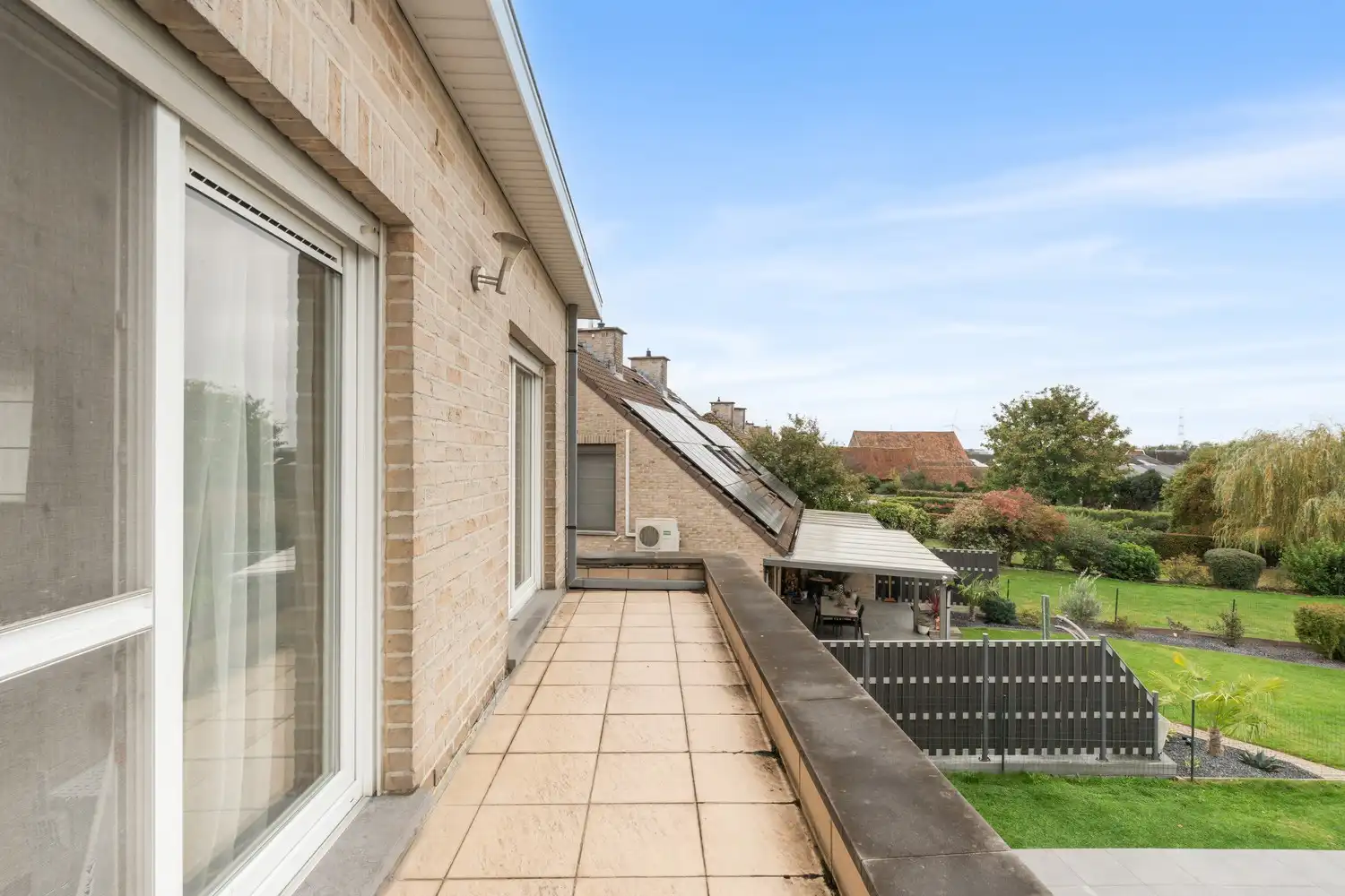 Prachtige 3-gevelwoning met studio, grote tuin en vrij uitzicht foto 8