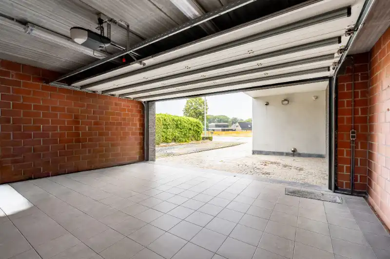 Ruime gezinswoning met handelsruimte en dubbele garage foto 16
