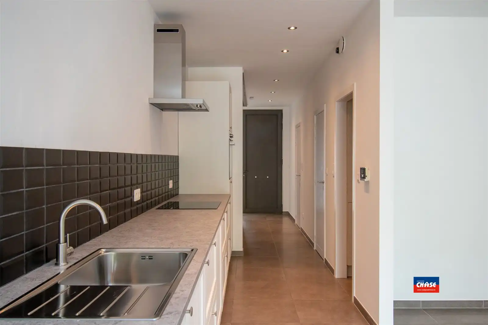 Gerenoveerde rijwoning met 3 slpks en grote tuin foto 3