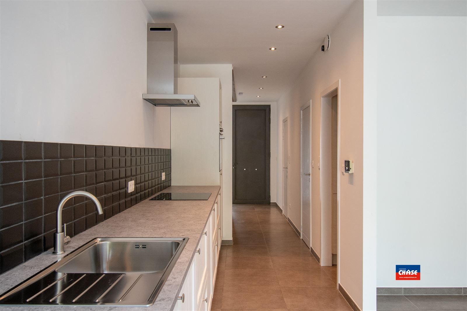 Gerenoveerde rijwoning met 3 slpks en grote tuin foto 3