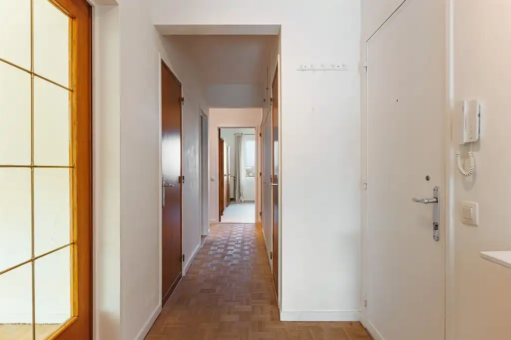 Lichtrijk appartement op authentieke blokjesparket foto 9