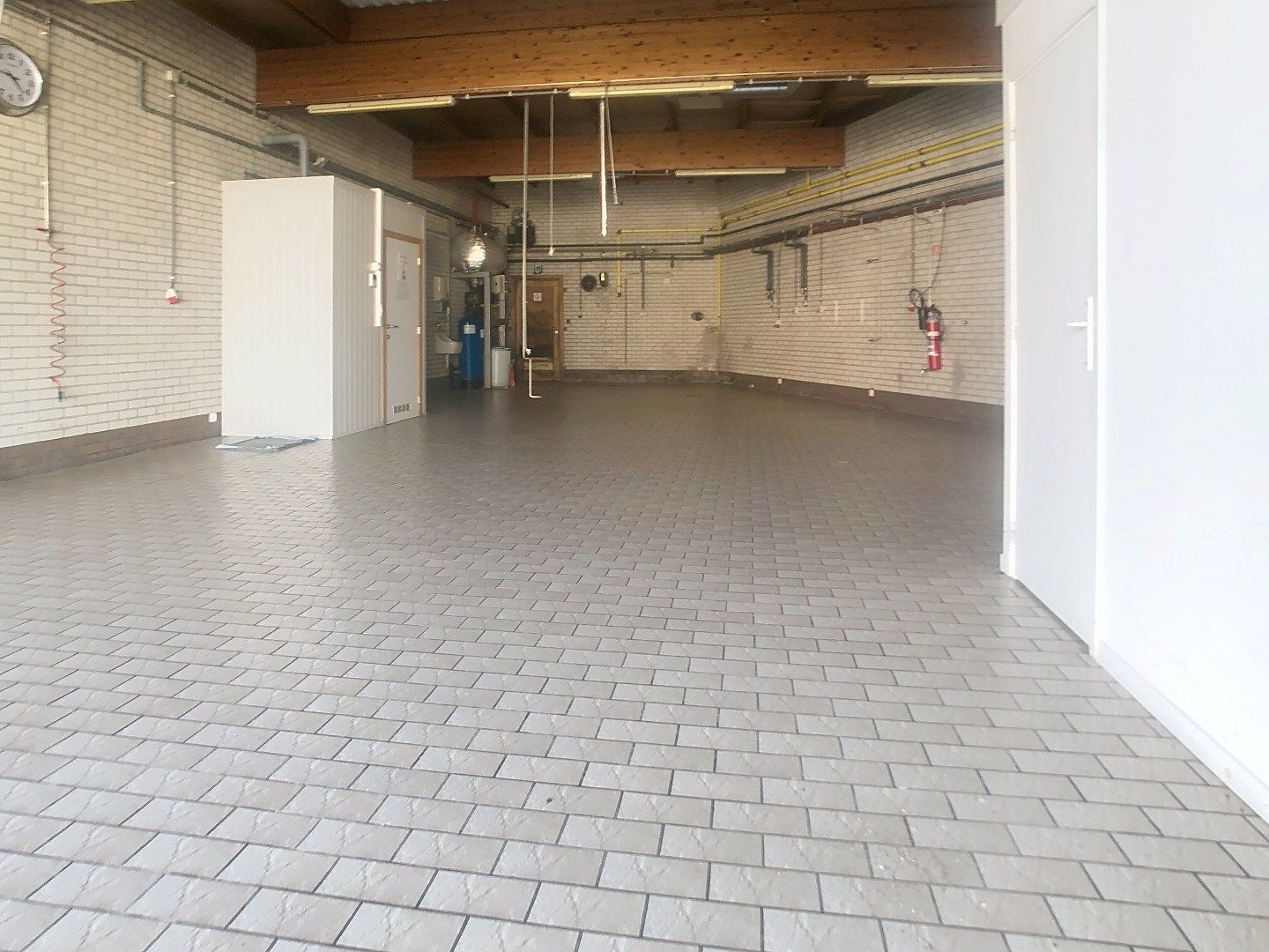 Centraal gelegen opslagruimte, momenteel ingericht als strijkatelier foto 4