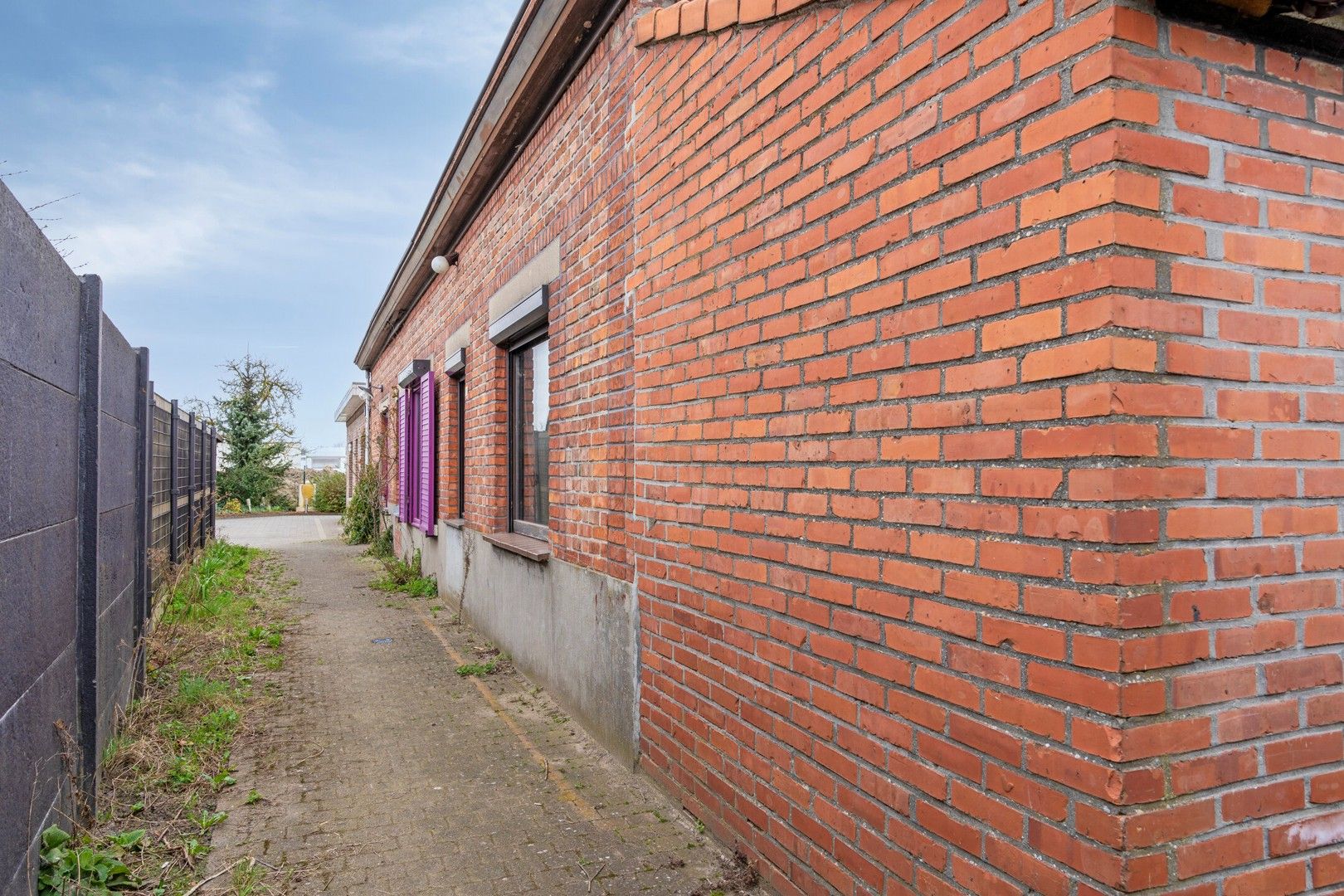 HEEL RUSTIG GELEGEN - TE RENOVEREN - WOONHUIS MET 4 SLPK, TUIN EN TUINBERGING foto 3