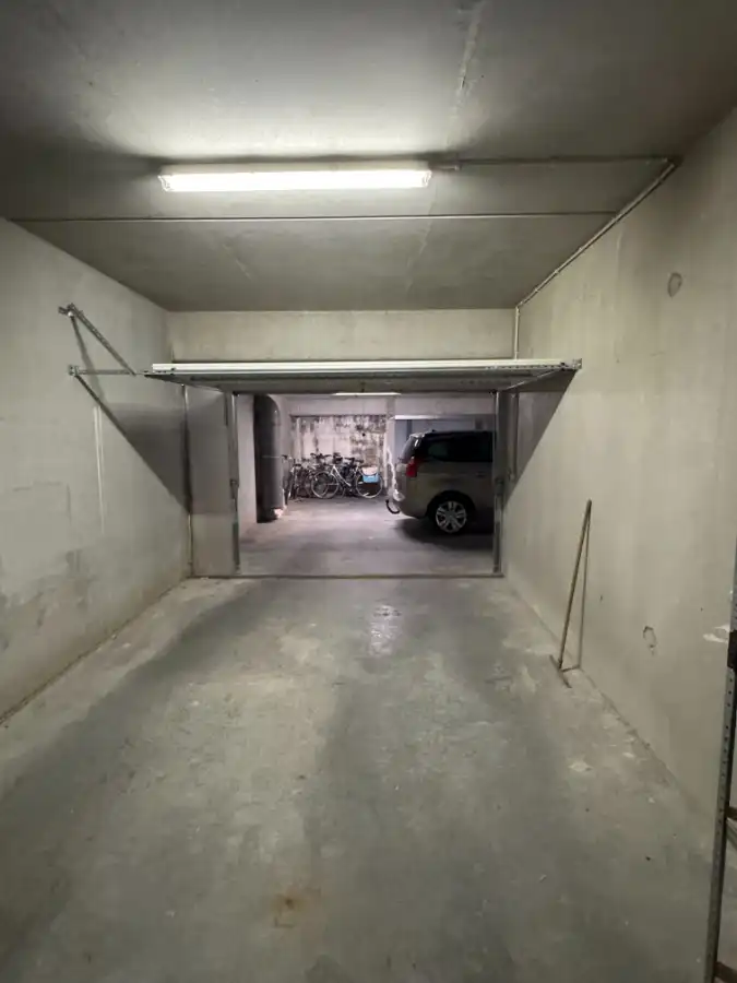 Uitzonderlijk ruime garagebox nabij centrum De Haan foto 2