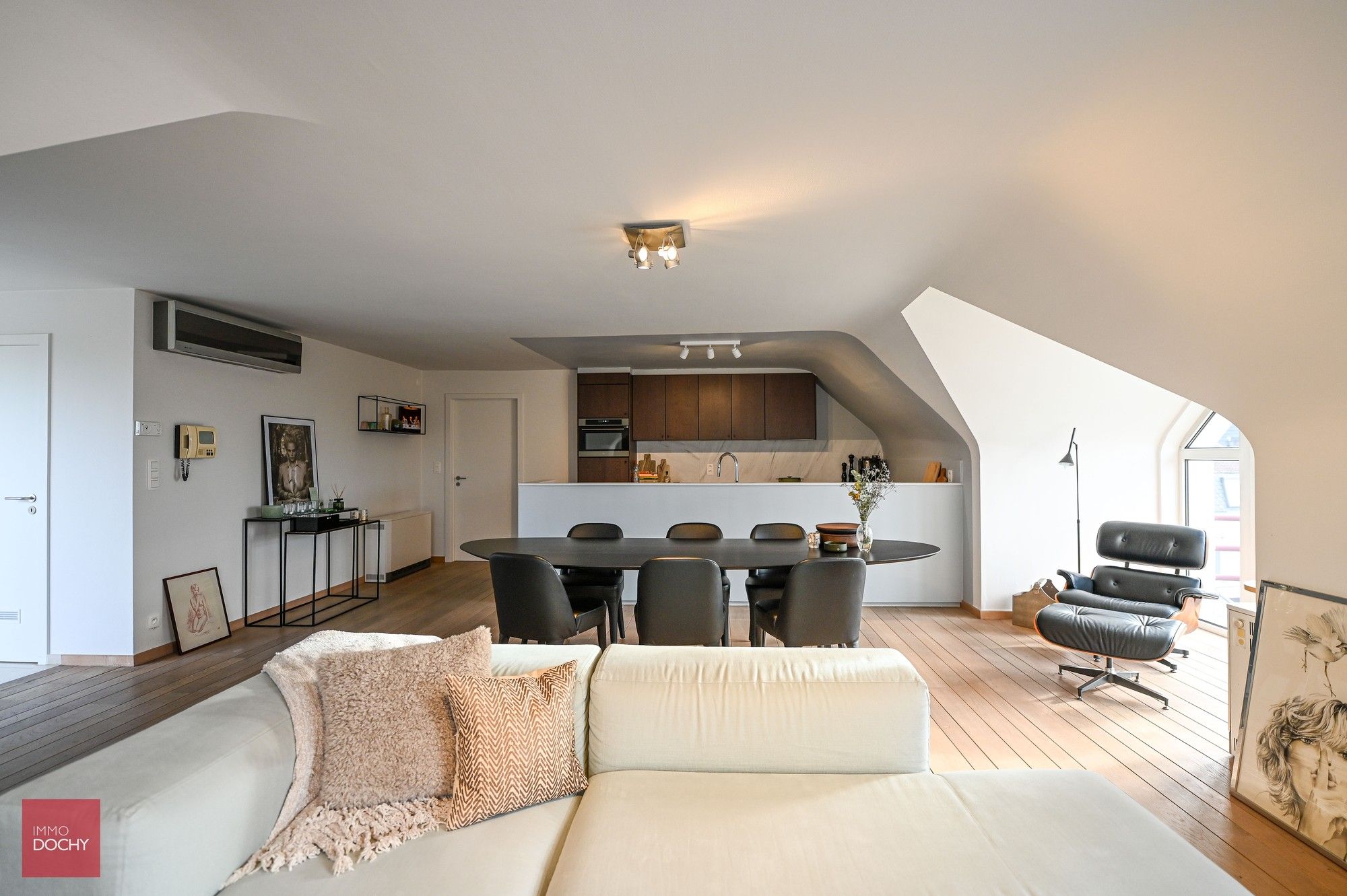 Vernieuwd ruim dakappartement | Doorniksewijk foto {{pictureIndex}}