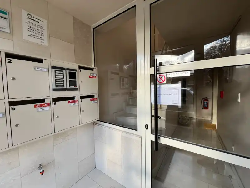 Vernieuwd 2-slaapkamer appartement, met staanplaats en kelderberging foto 2