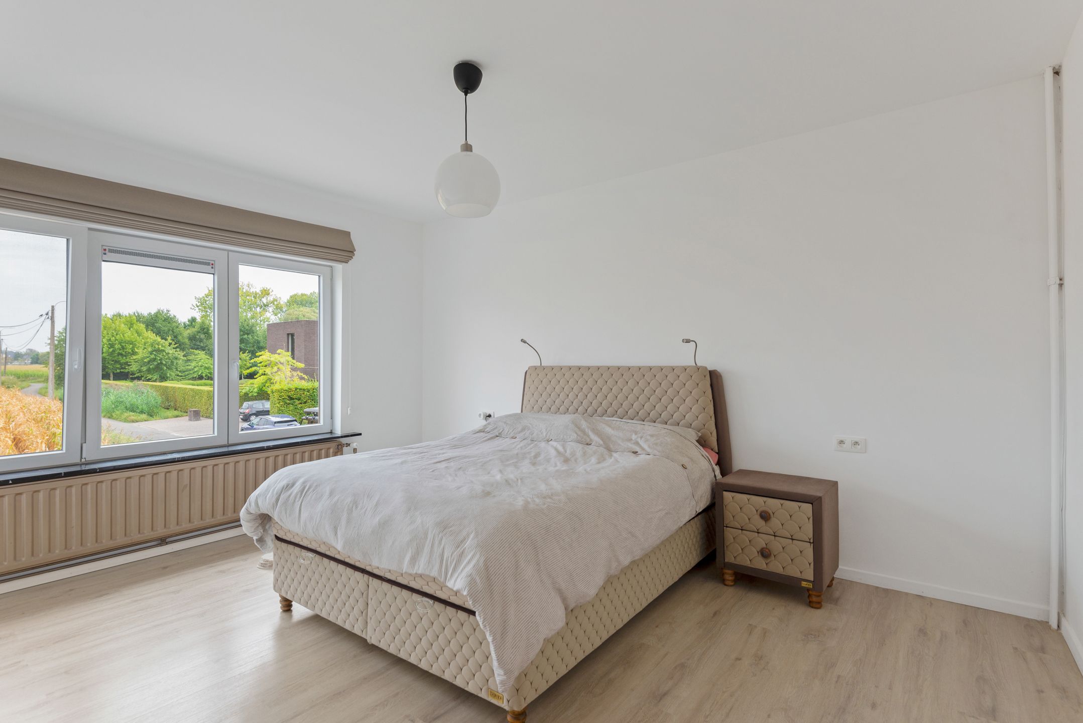 Instapkl. Half-open woning met 3 slpk, polyv. zolder, gar., oprit en tuin foto 18