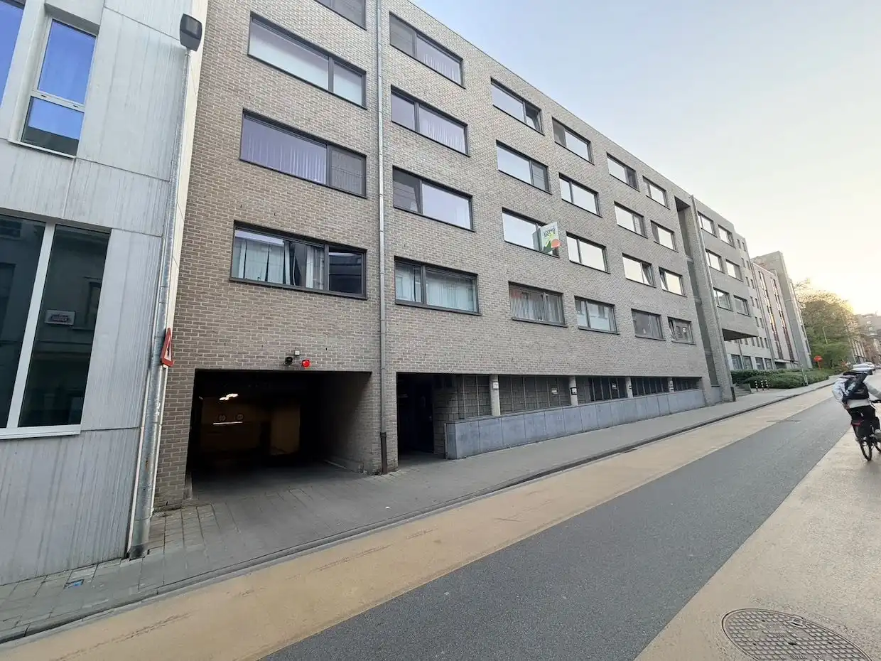 Overdekte staanplaats in recent gebouw foto 4