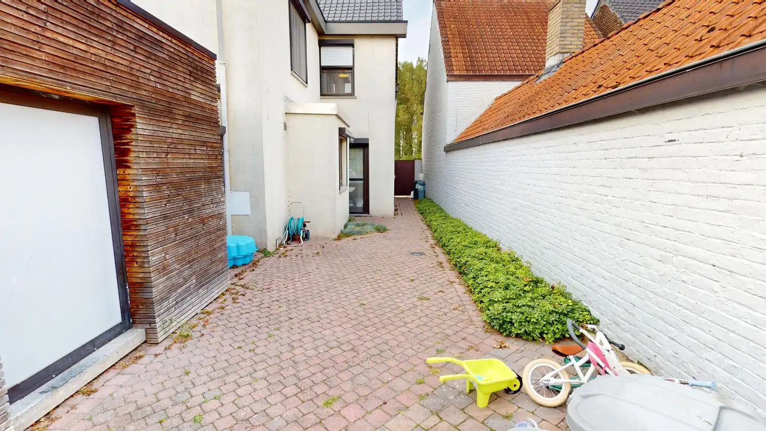 Gerenoveerde gezinswoning met 4 slaapkamers foto 15