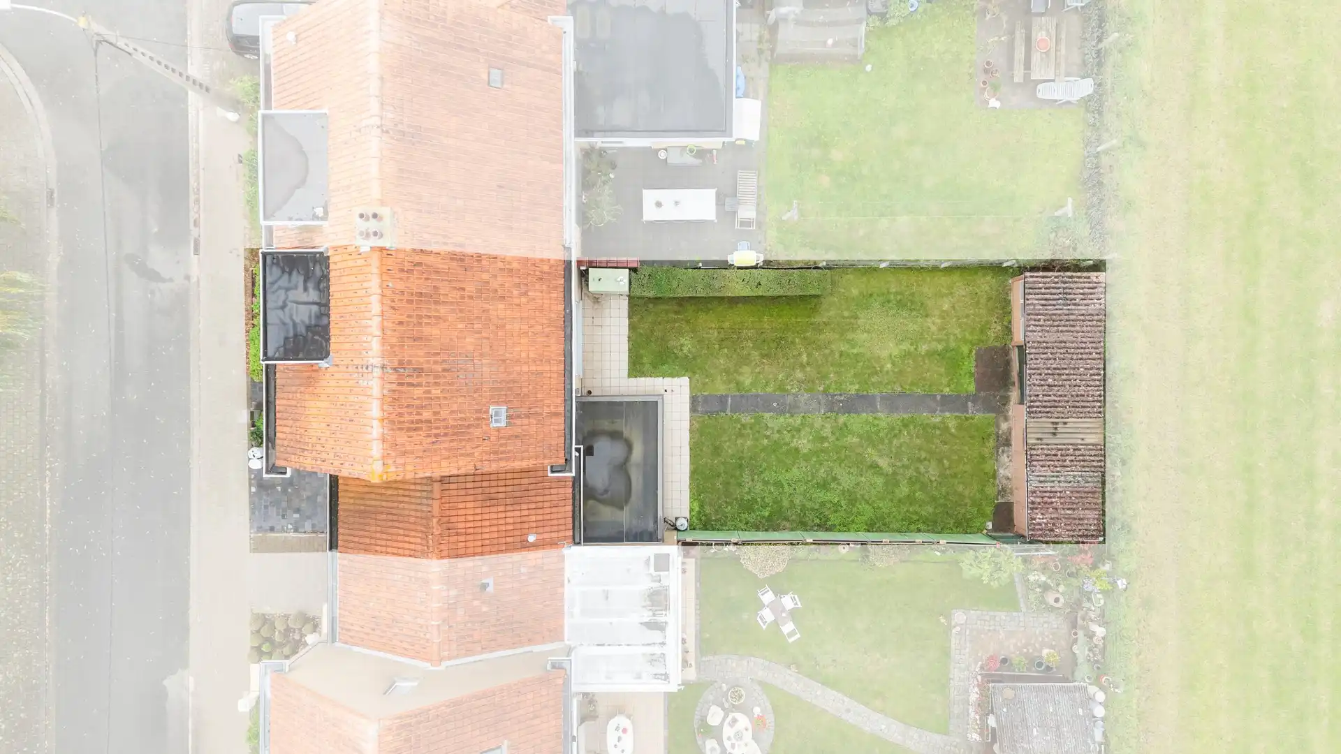 Zeer ruime kloeke woning met grote tuin! foto 33