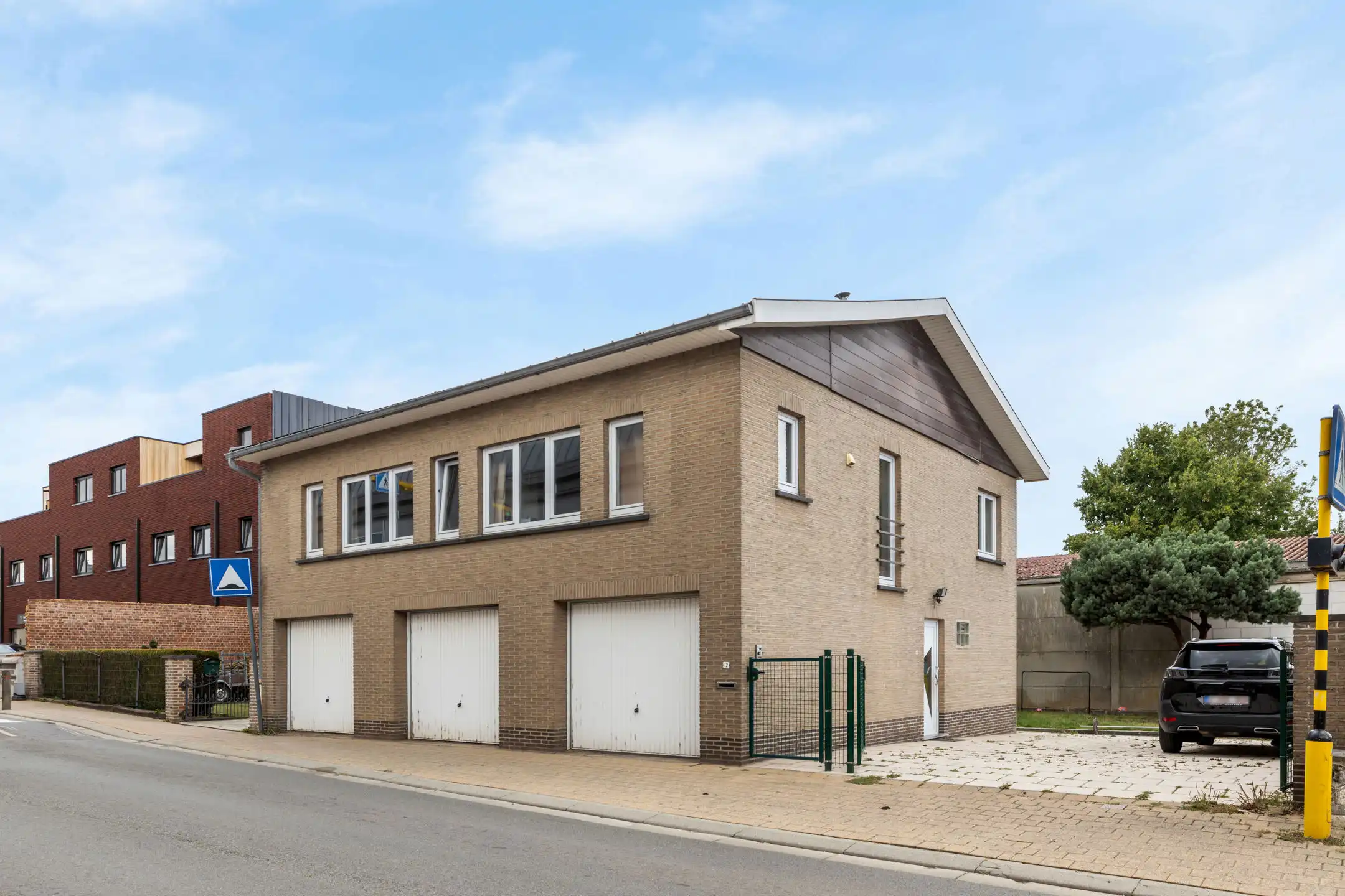 Hoofdfoto van de publicatie: Bel-etage met 3 garages en tuin in het centrum van Bever