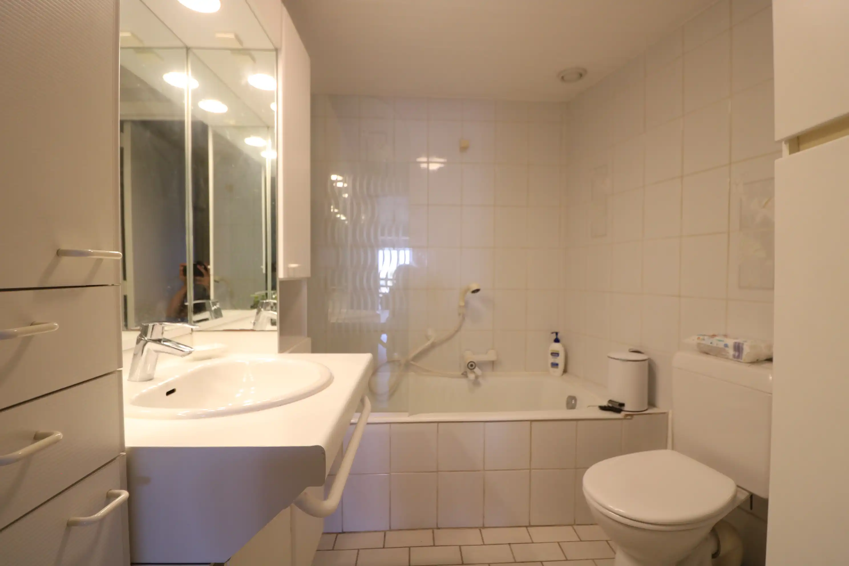 Ruim appartement (102 m²) met 2 slaapkamers en uitzicht op het stationsplein van Blankenberge. foto {{pictureIndex}}
