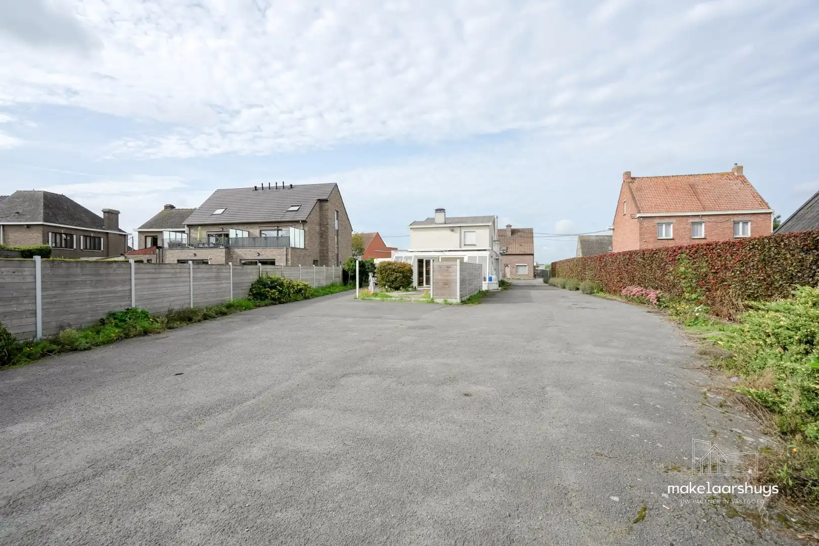 Ruime open bebouwing  met 3 slaapkamers,  bijgebouwen en parkeerplaatsen foto 20