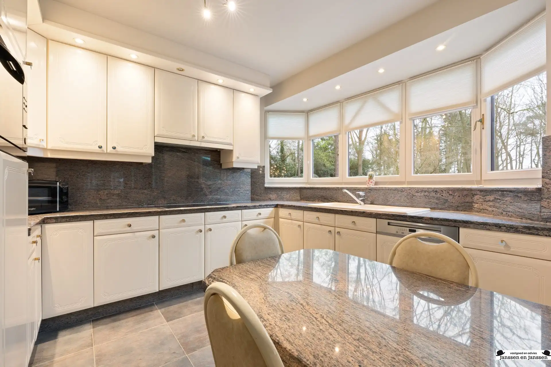 Karaktervolle villa op aan de Bredabaan te Gooreind  foto 9