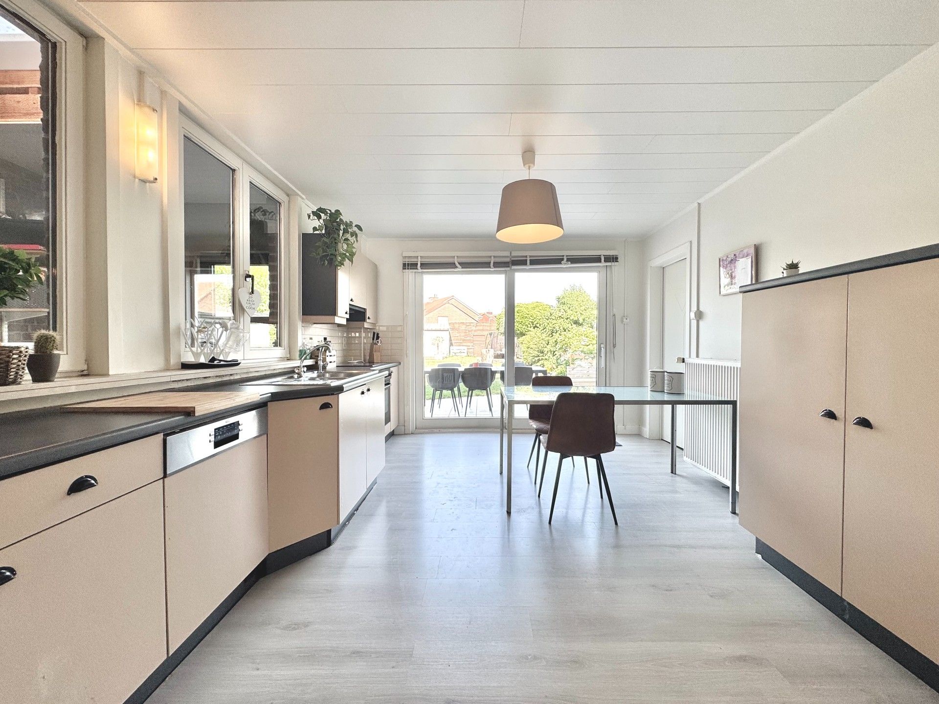 WONING MET 4 KAMERS - TUIN - GROTE CARPORT & UITWEG ACHTERAAN - 433 M² foto 10