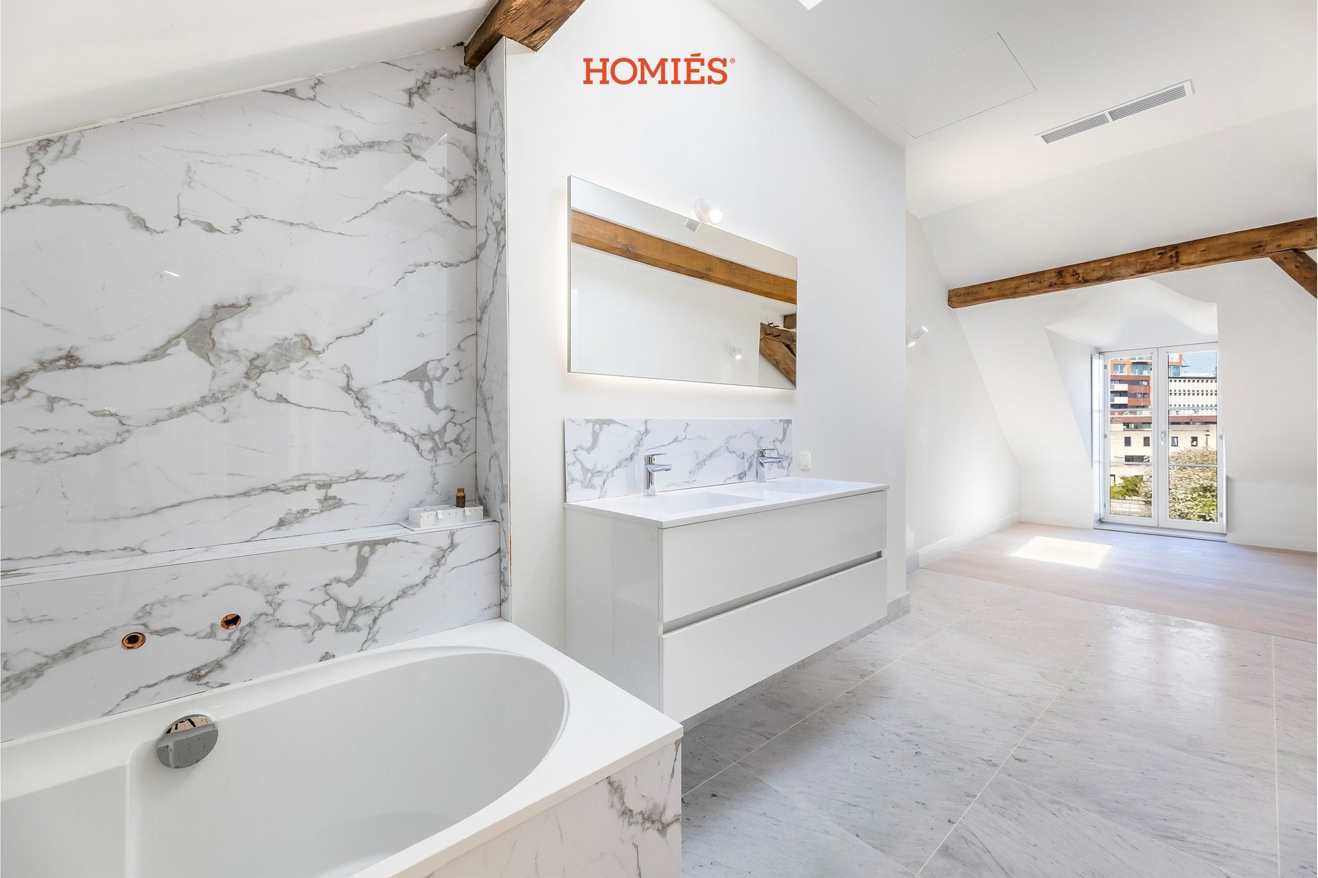 Luxe loft in gerenoveerd historisch pand foto 4