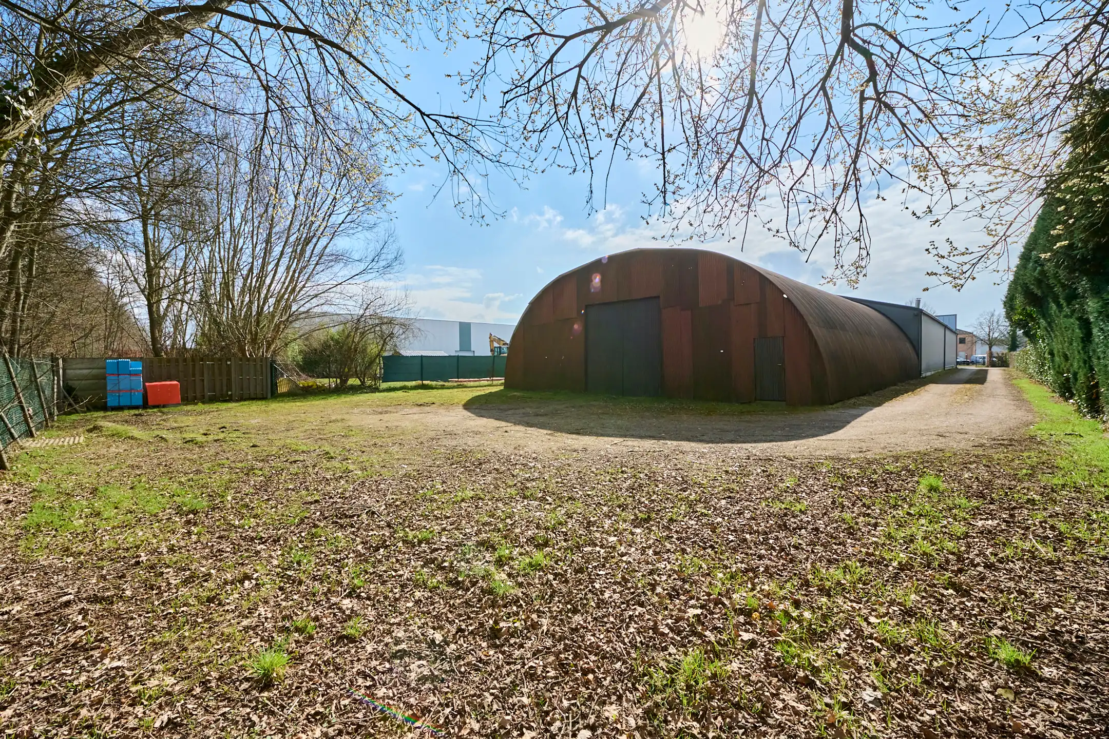 BEDRIJFSGEBOUW MET APPARTEMENT TE HUUR ZONHOVEN foto 3