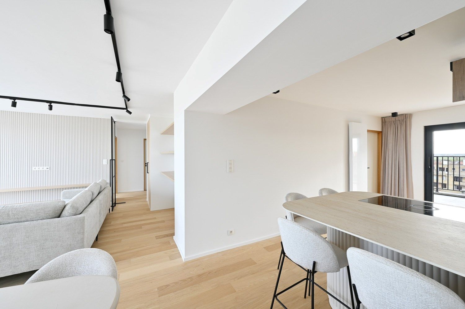 Uitzonderlijk gerenoveerd penthouse met frontaal zeezicht (gevelbreedte 11m) met  riante terrassen (circa. 77m²) gelegen op enkele passen van het Heldenplein.  foto 10