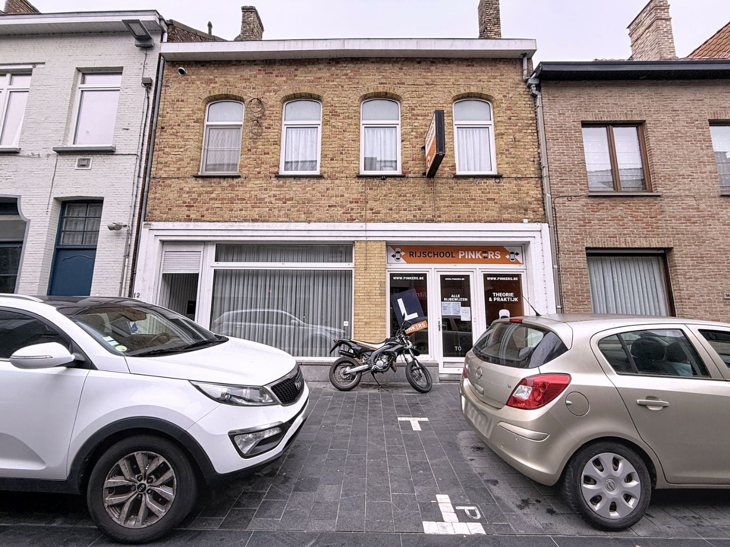 Investeringspand bestaande uit drie appartementen en handelspand in centrum Nieuwpoort foto {{pictureIndex}}