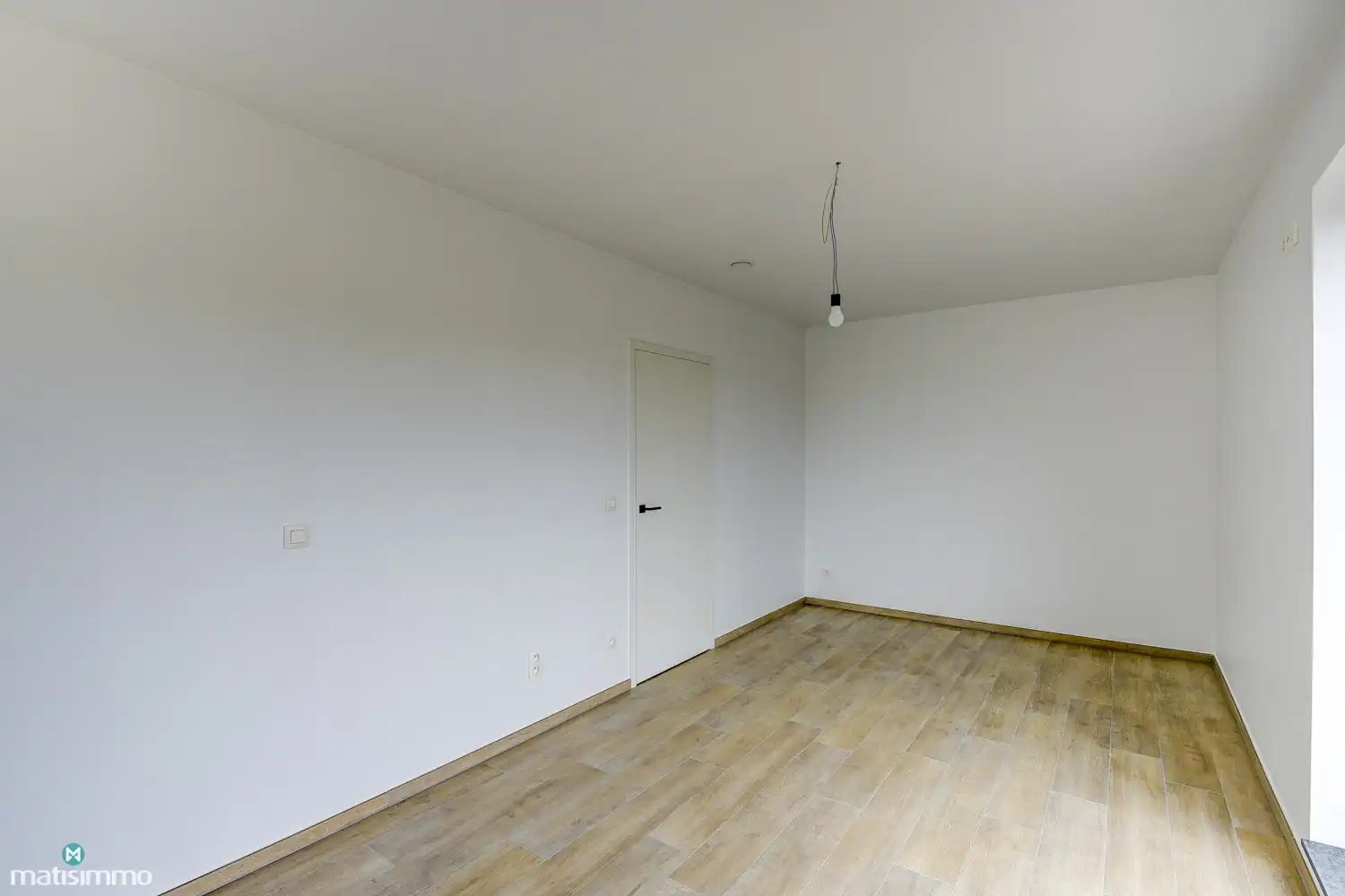 VOLLEDIG AFGEWERKTE EN GESCHILDERDE NIEUWBOUWWONING (EPB E10) MET 3 SLAAPKAMERS, 2 BADKAMERS, 2 GARAGES, KELDER EN AANGELEGDE TUIN IN WERM foto 16